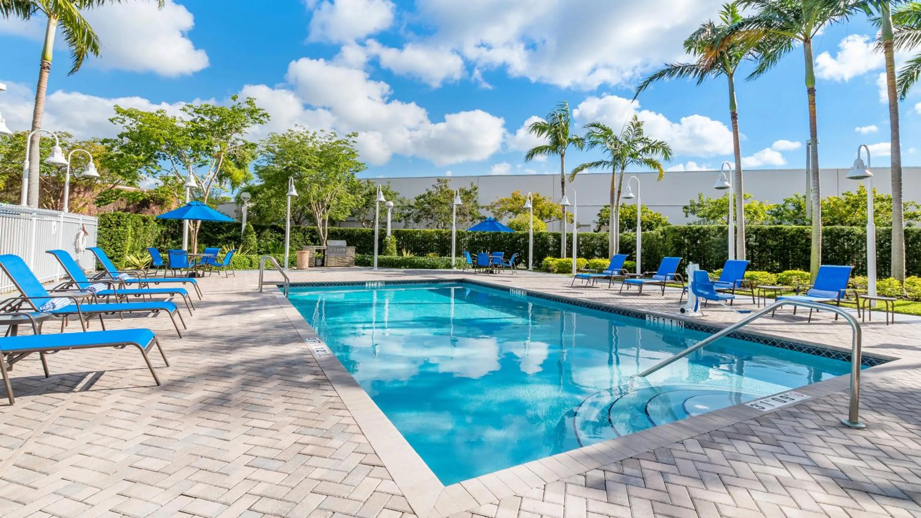 Swimming pool in Holiday Inn Express & Suites Miami Kendall by IHG