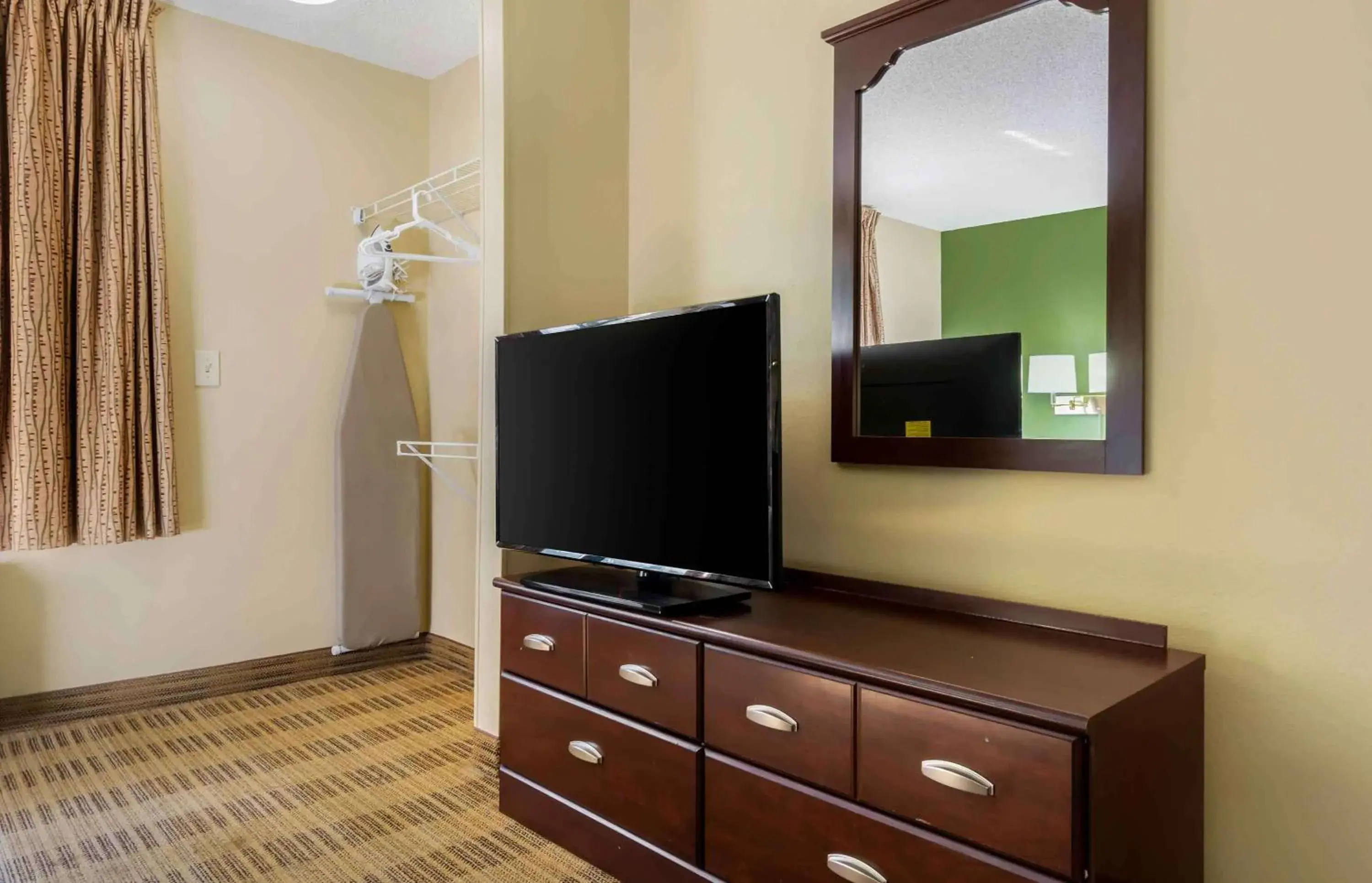 Bedroom in Extended Stay America Suites - Olympia - Tumwater Bedroom in Extended Stay America Suites - Olympia - Tumwater