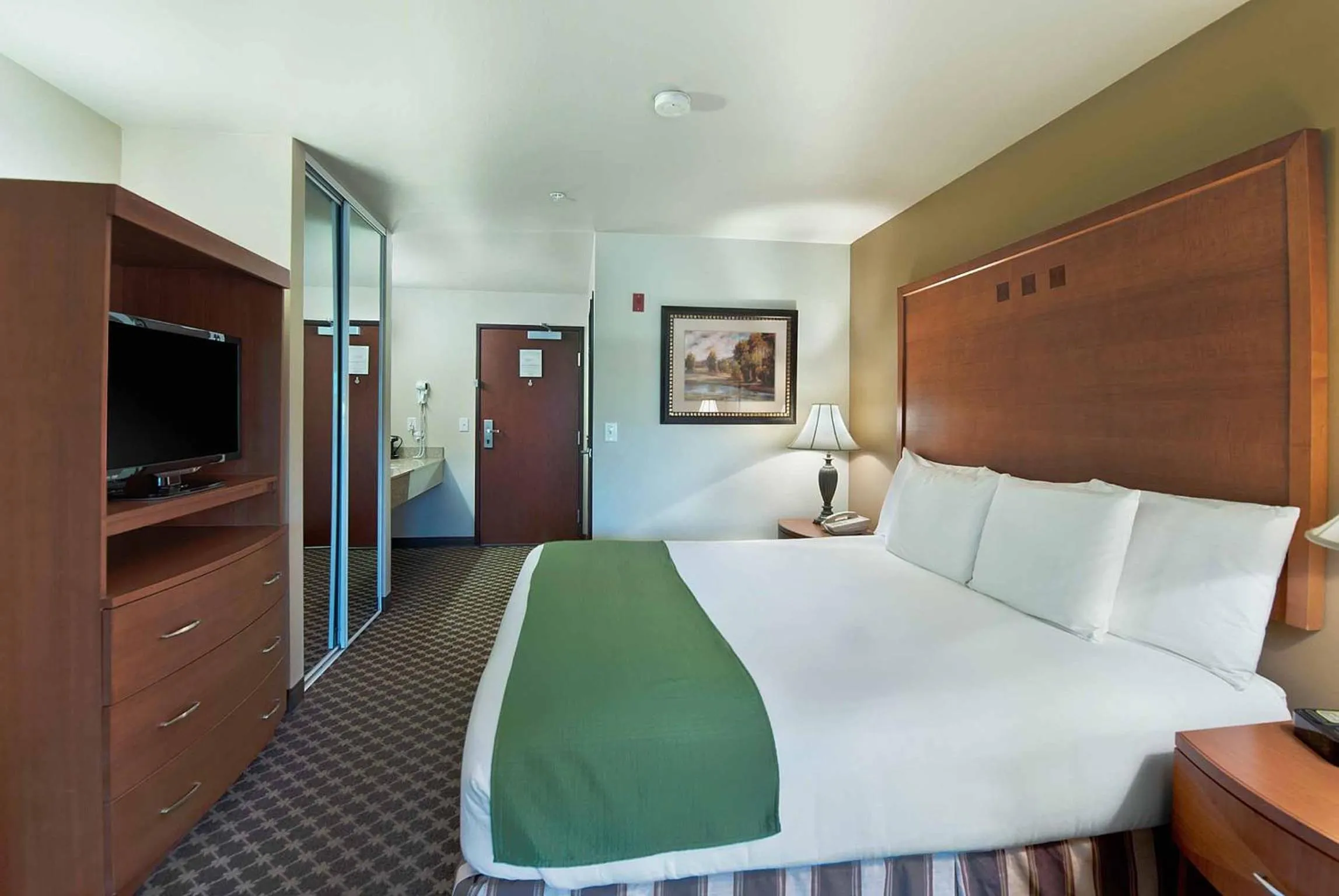 Bed in Oxford Suites Yakima