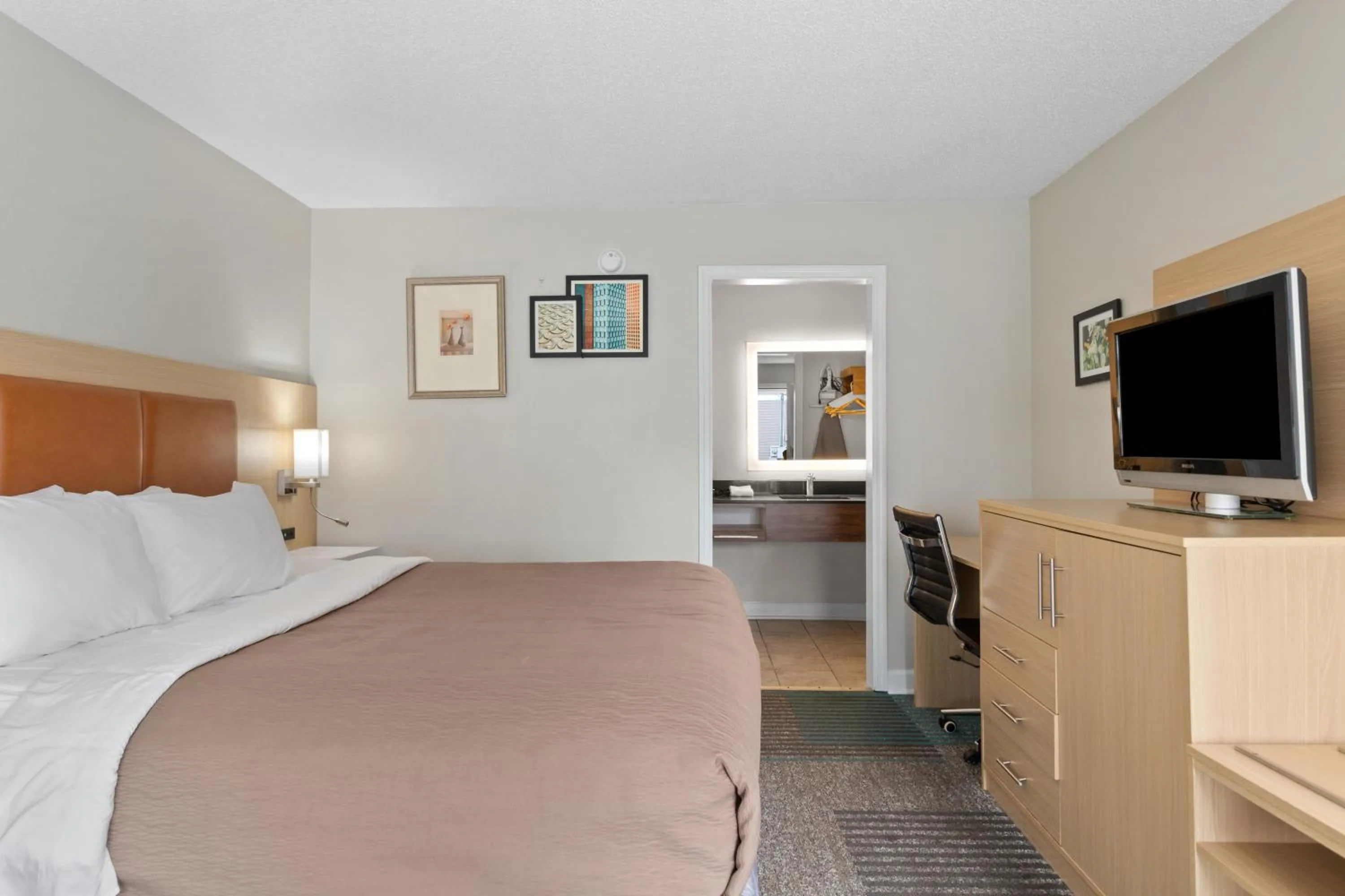 Bed in Richland Inn of Columbia