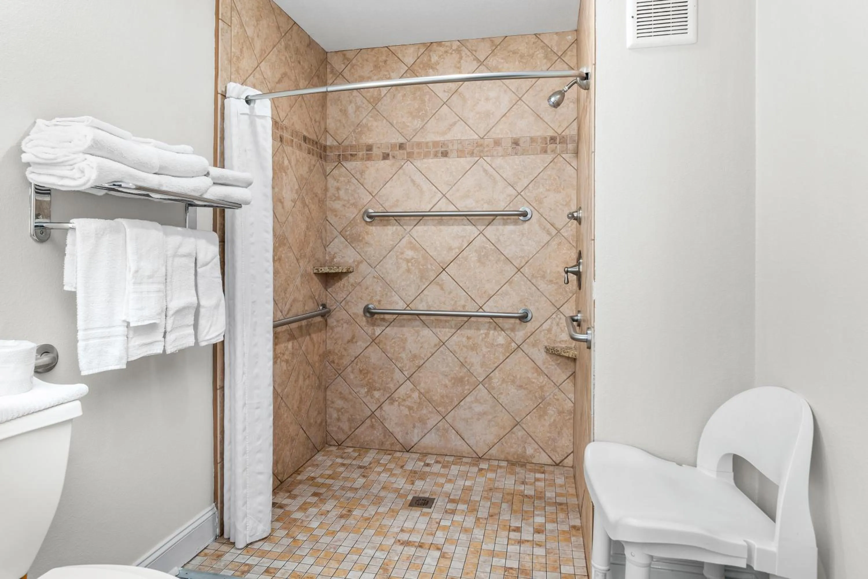 Shower in Richland Inn of Columbia