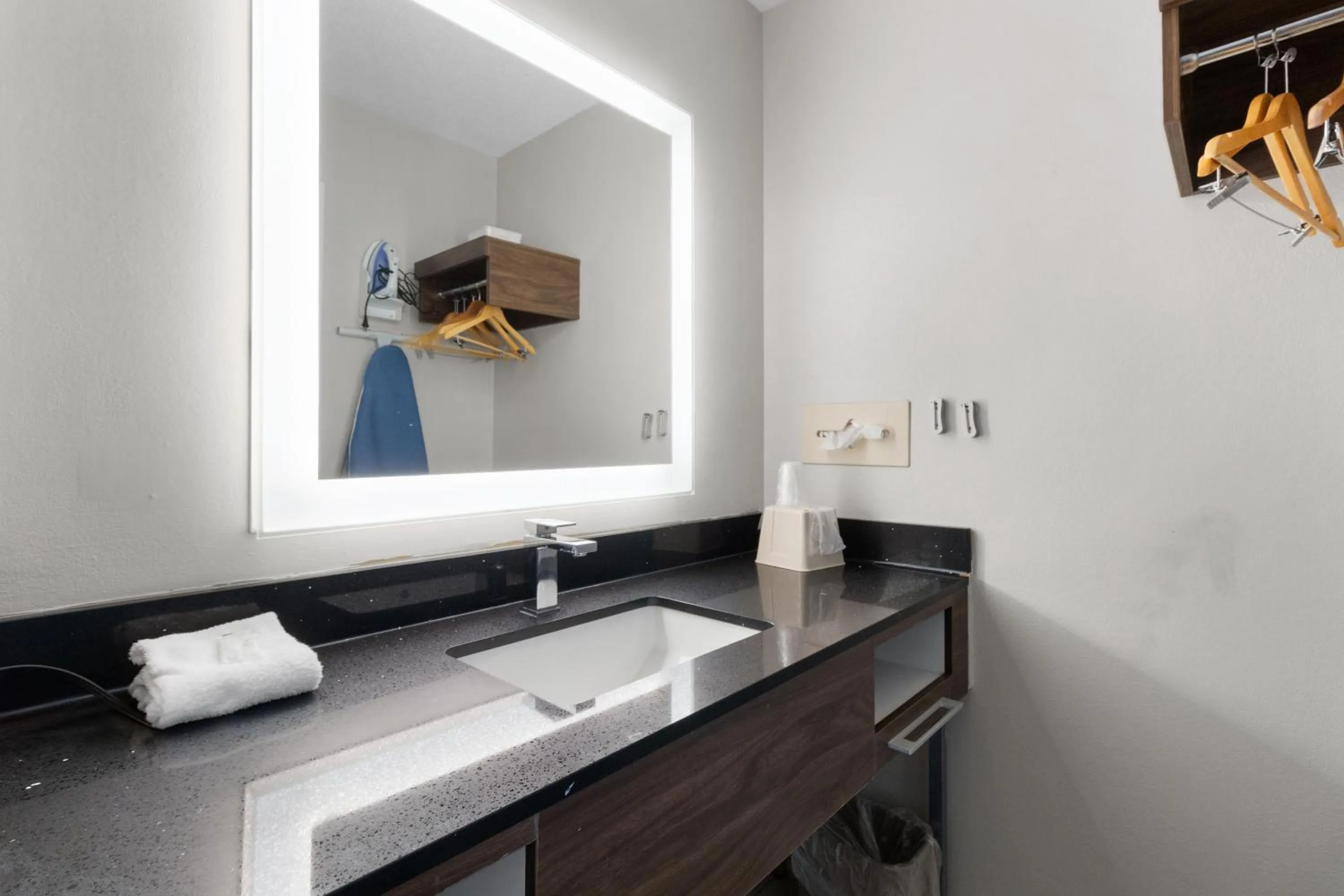 Bathroom in Richland Inn of Columbia