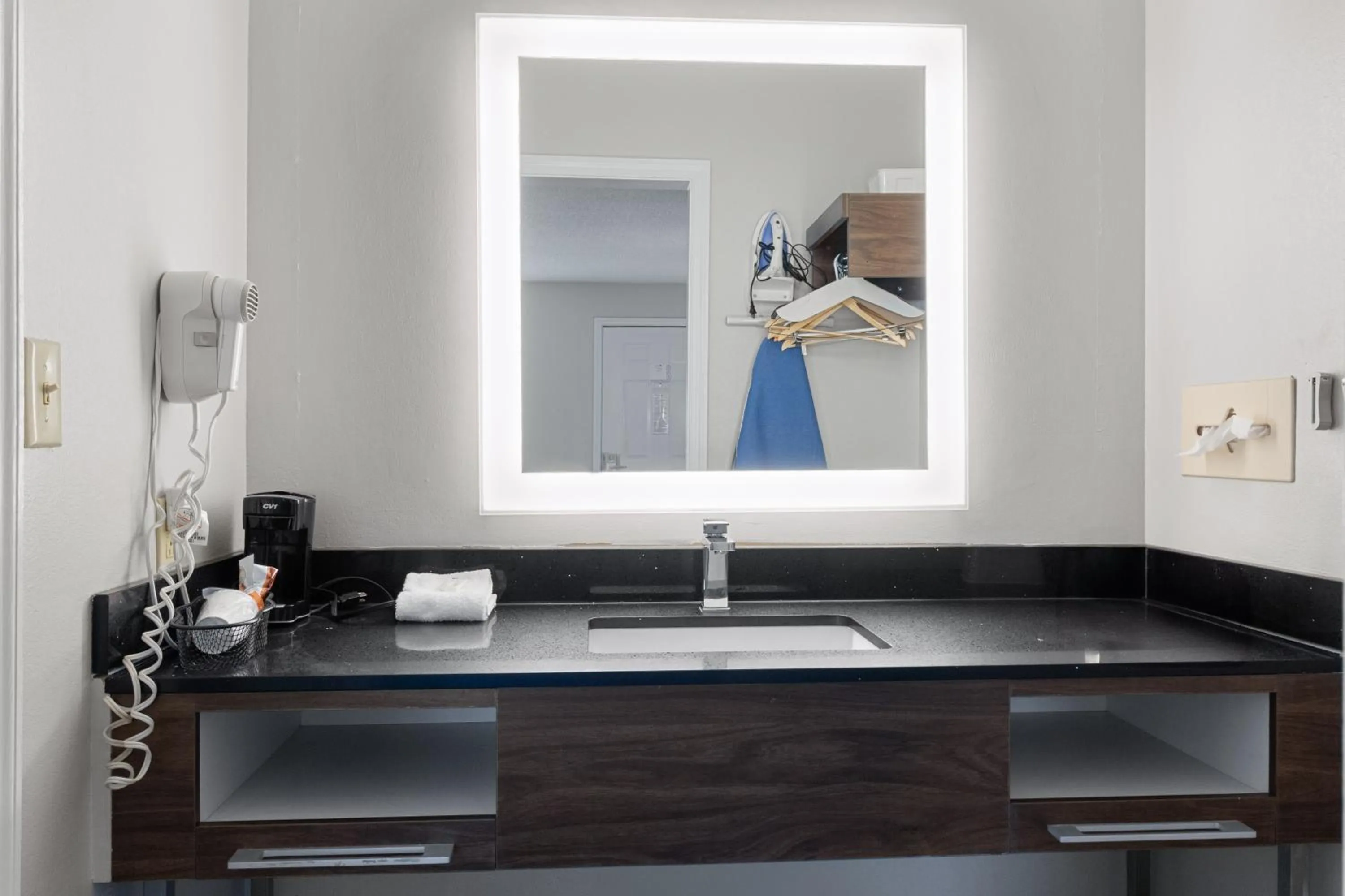 Bathroom in Richland Inn of Columbia