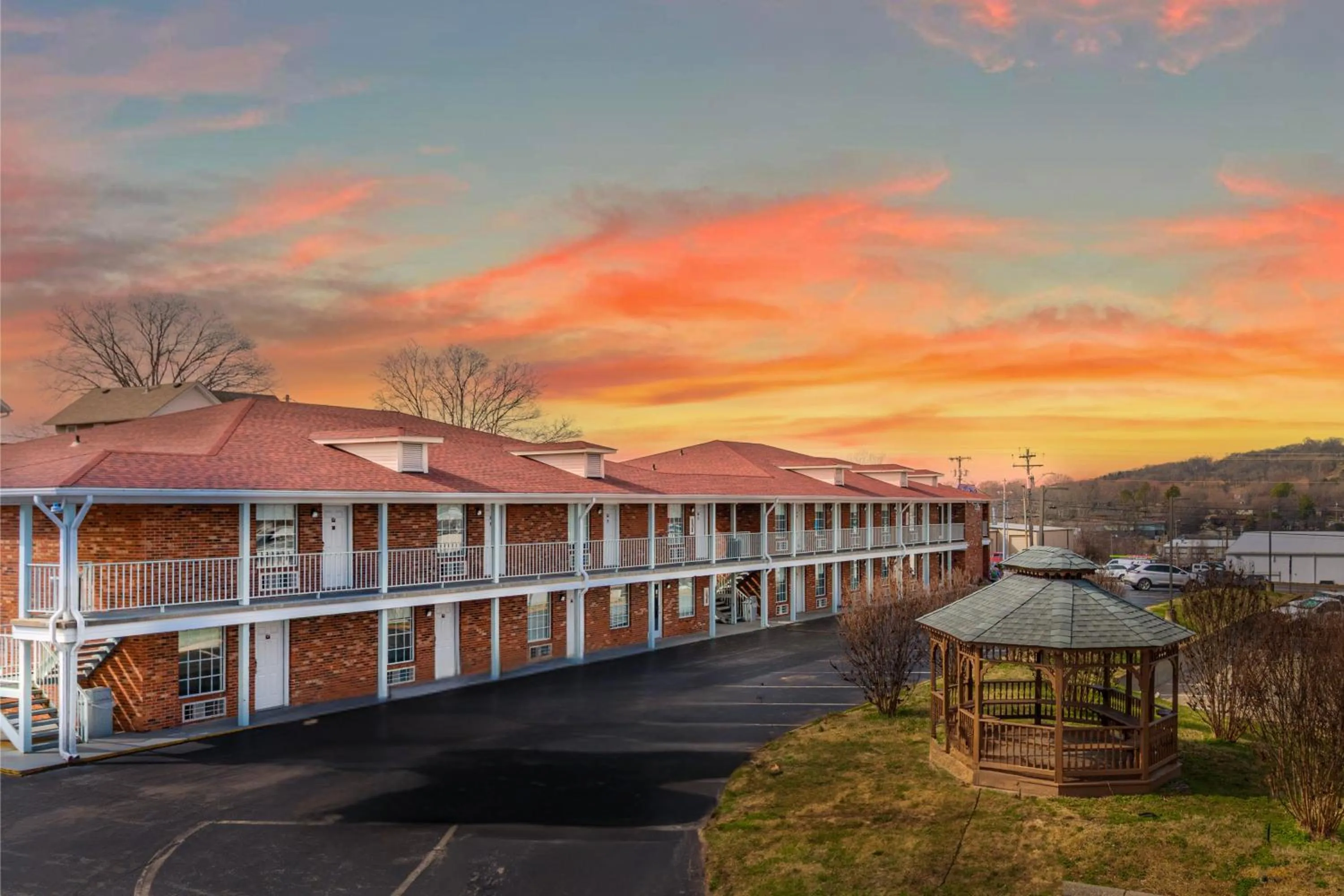 Property building in Richland Inn of Columbia