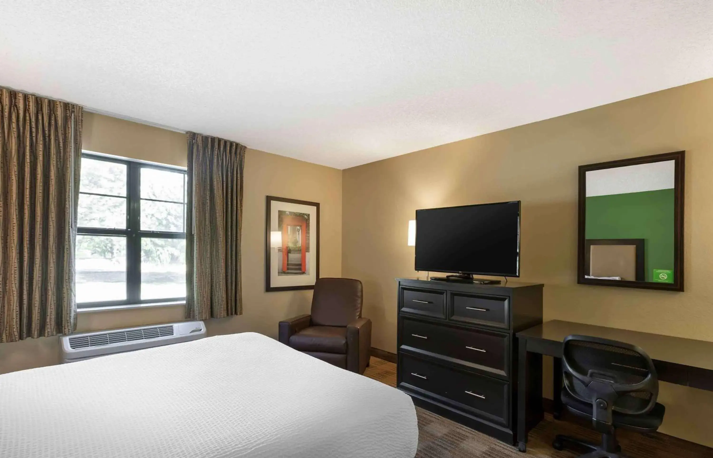 Bedroom, Bed in Extended Stay America Suites - Boise - Airport Bedroom, Bed in Extended Stay America Suites - Boise - Airport
