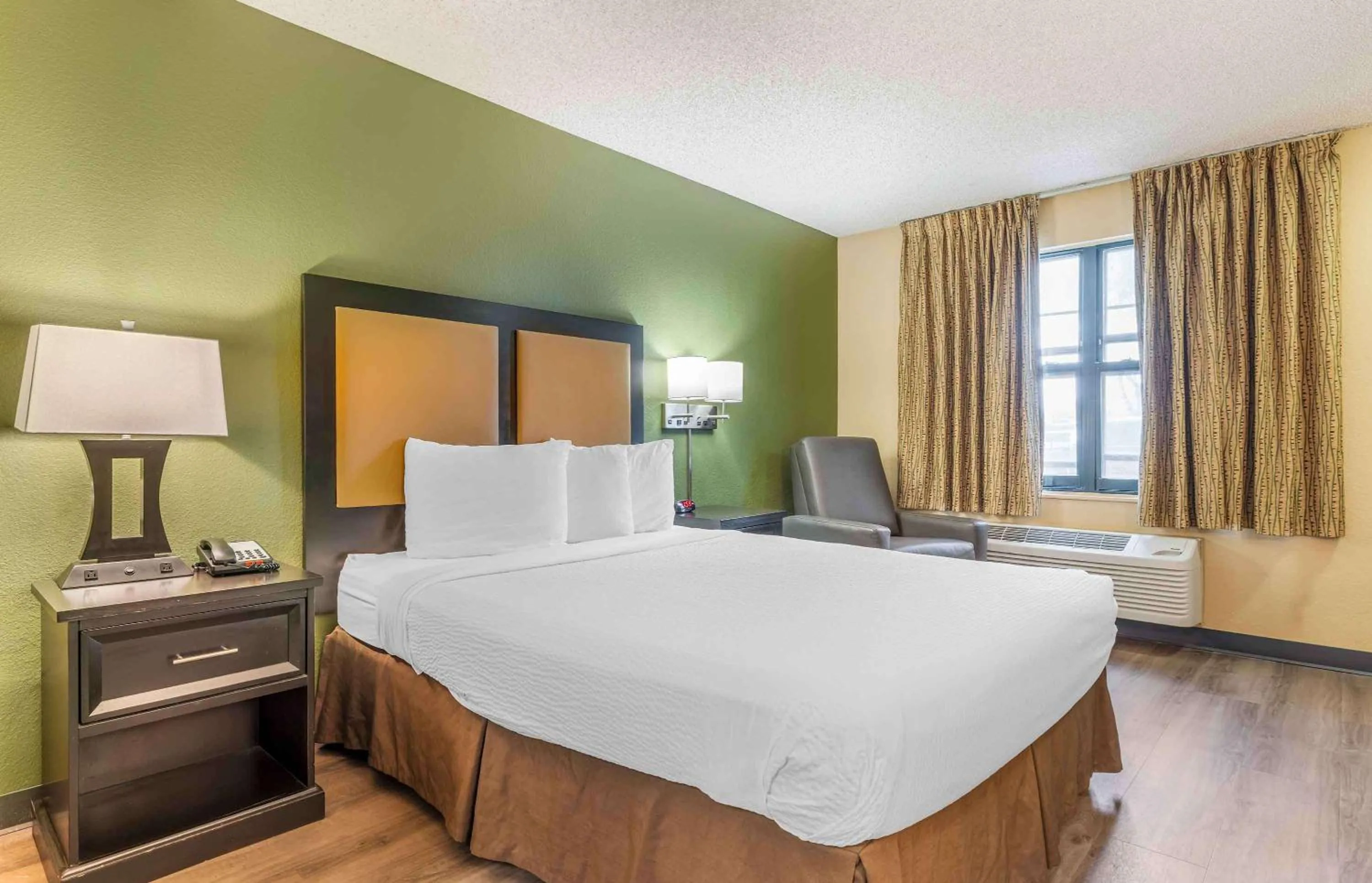 Bedroom, Bed in Extended Stay America Suites - Temecula - Wine Country