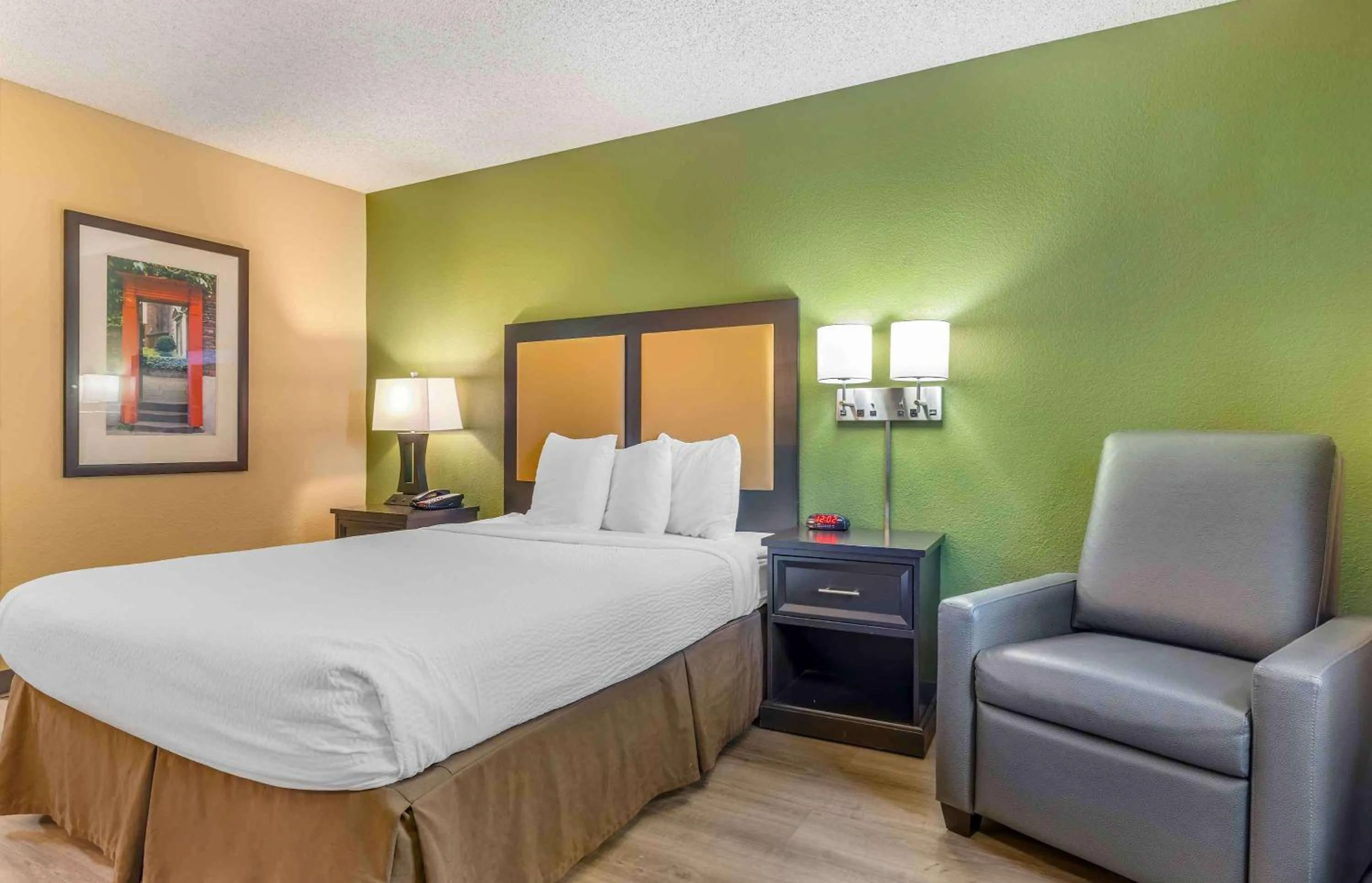 Bedroom, Bed in Extended Stay America Suites - Temecula - Wine Country