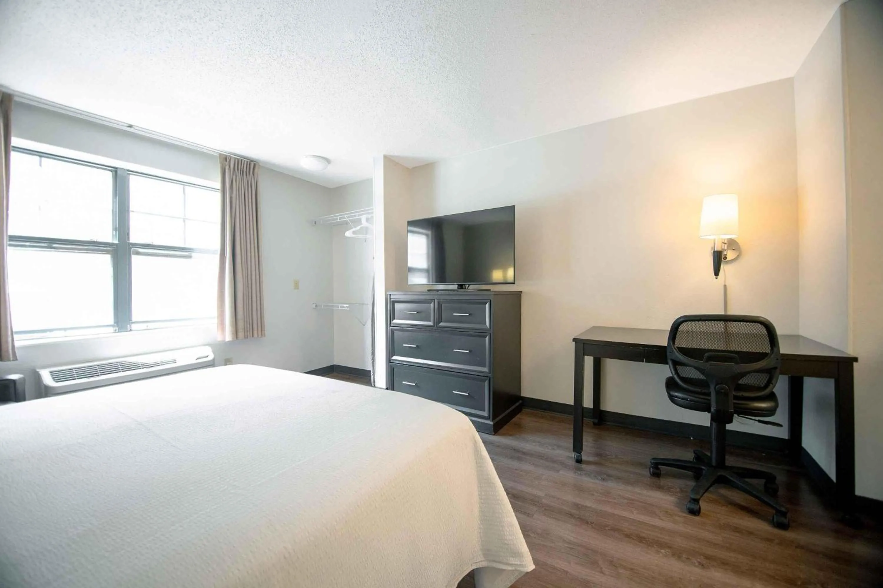 Bedroom, Bed in Extended Stay America Suites - Seattle - Mukilteo