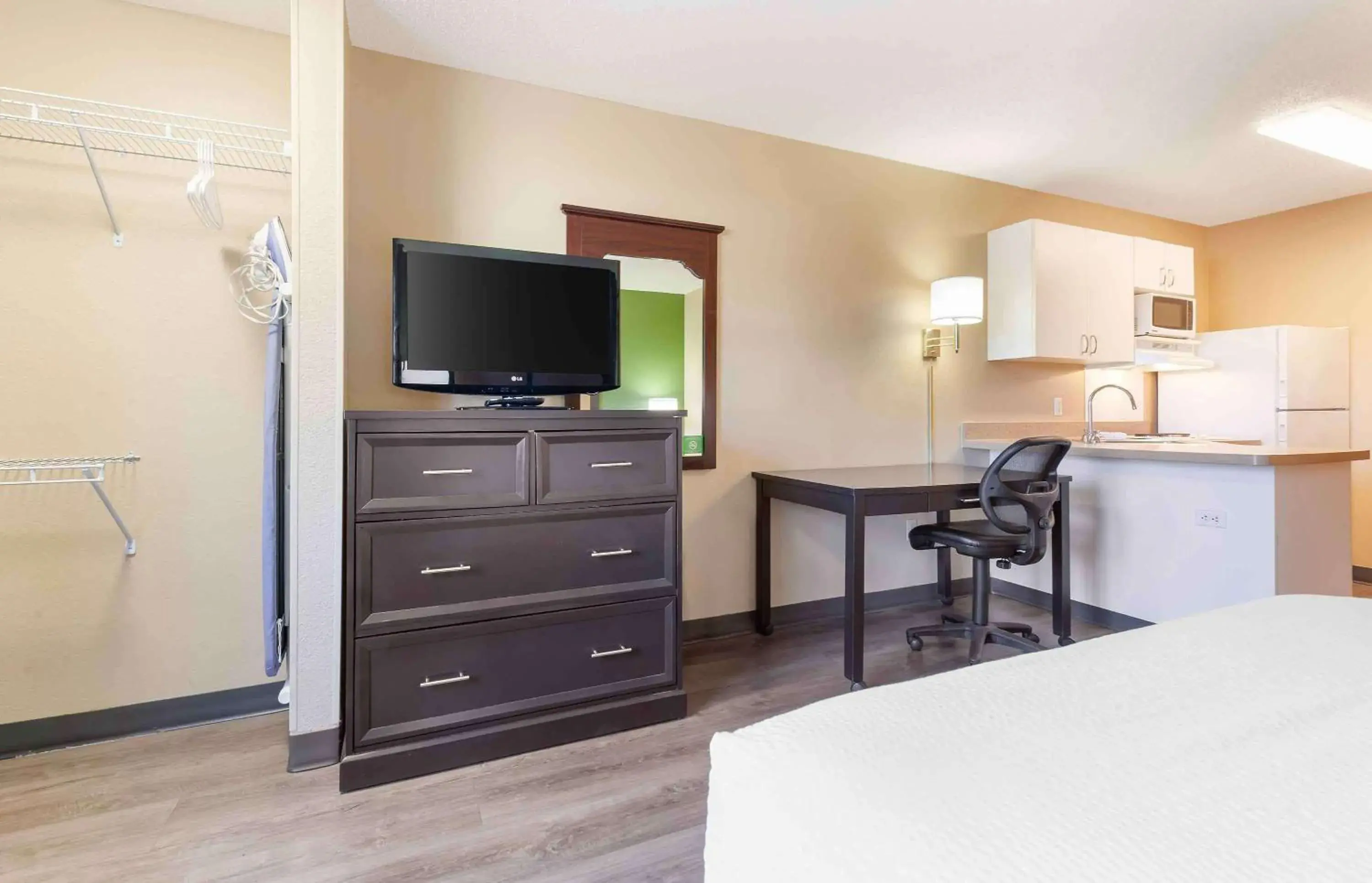 Bedroom in Extended Stay America Select Suites - Appleton - Fox Cities Bedroom in Extended Stay America Select Suites - Appleton - Fox Cities