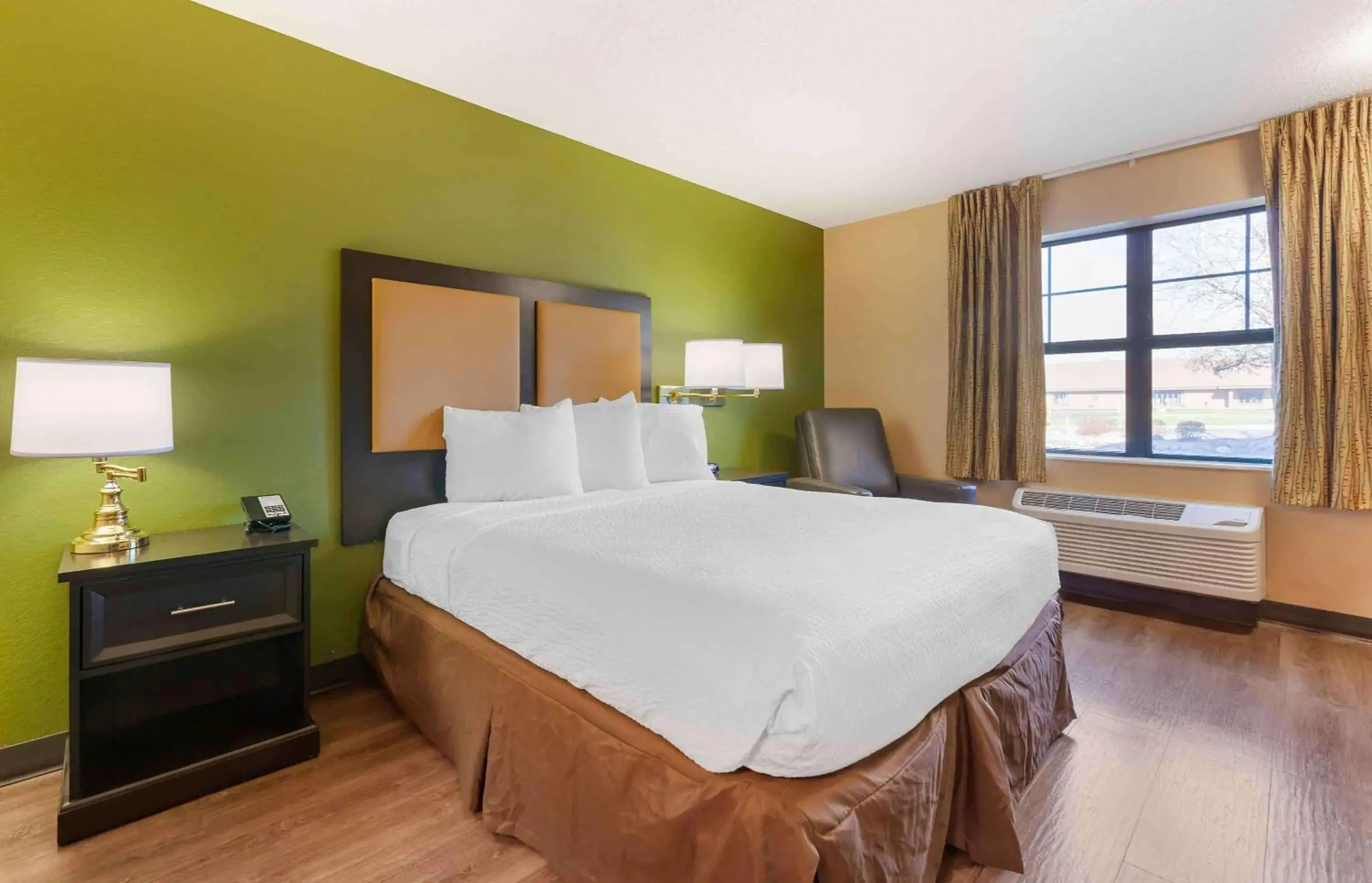 Bedroom, Bed in Extended Stay America Select Suites - Appleton - Fox Cities Bedroom, Bed in Extended Stay America Select Suites - Appleton - Fox Cities