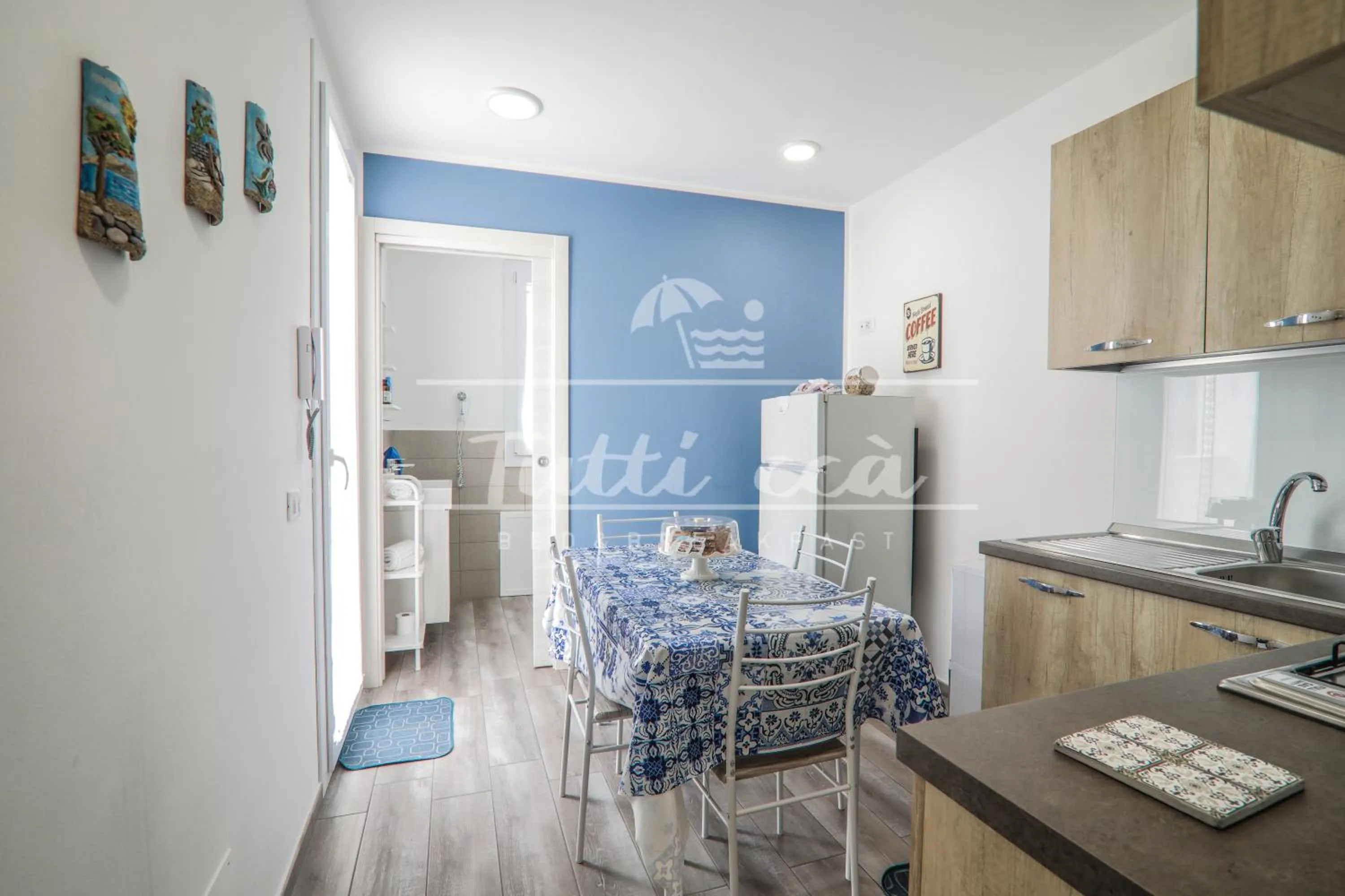 Communal kitchen in Tutti ccà Airport Rooms