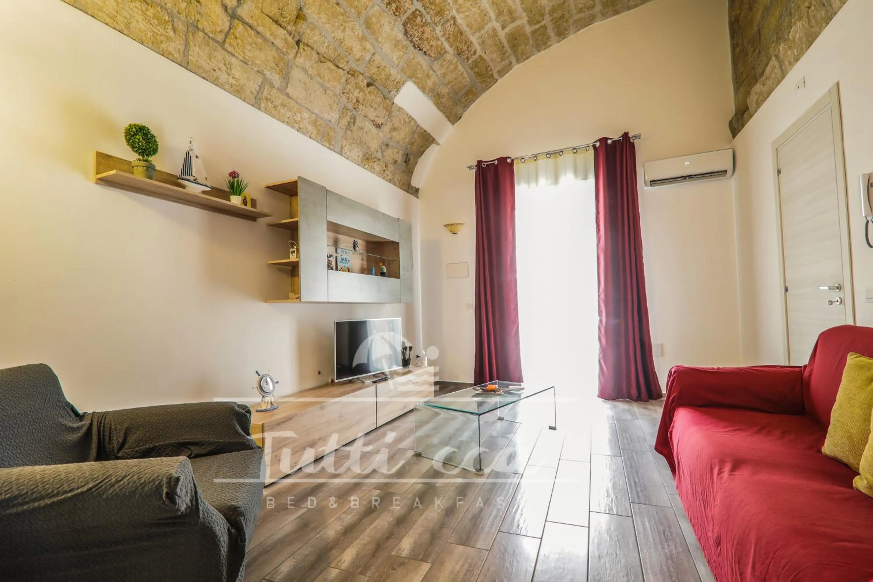 Communal lounge/ TV room in Tutti ccà Airport Rooms