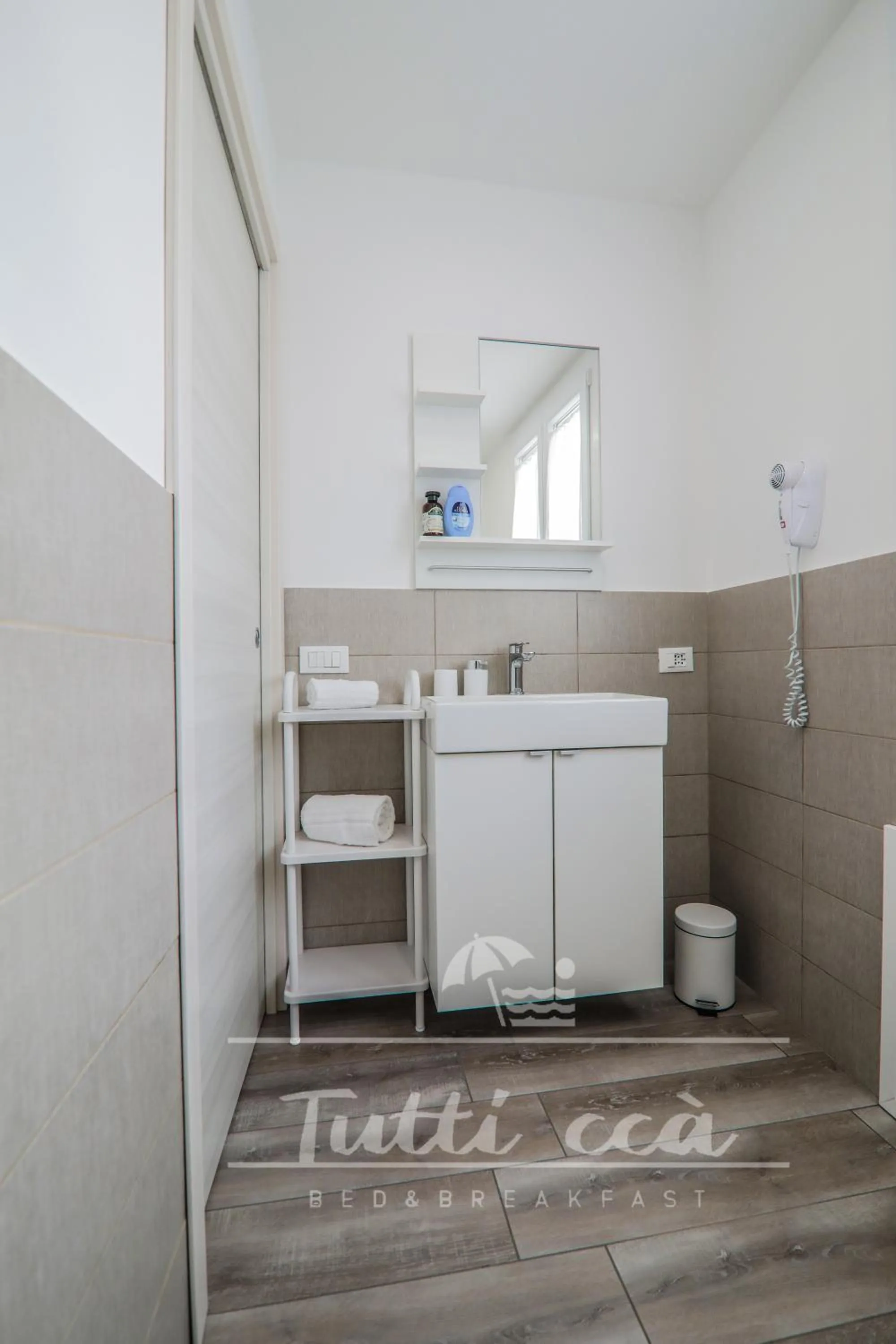Bathroom in Tutti ccà Airport Rooms