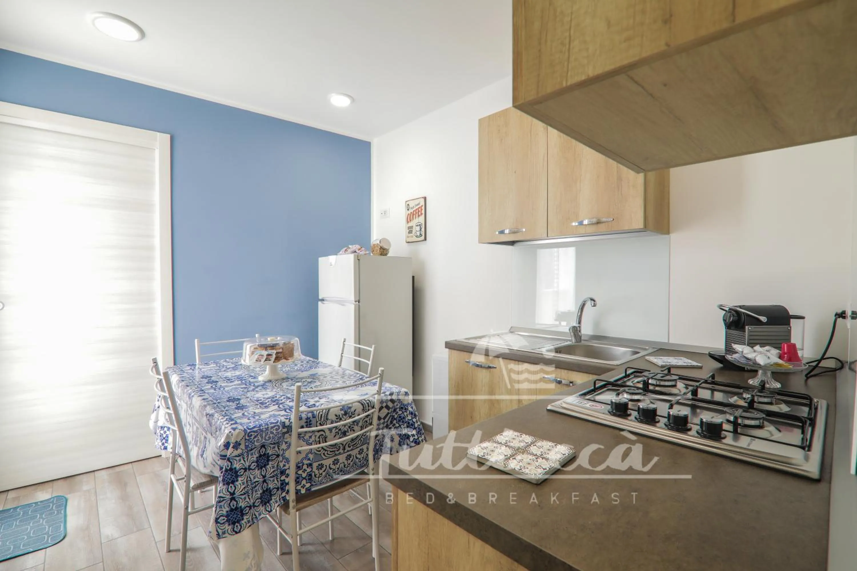 Communal kitchen in Tutti ccà Airport Rooms