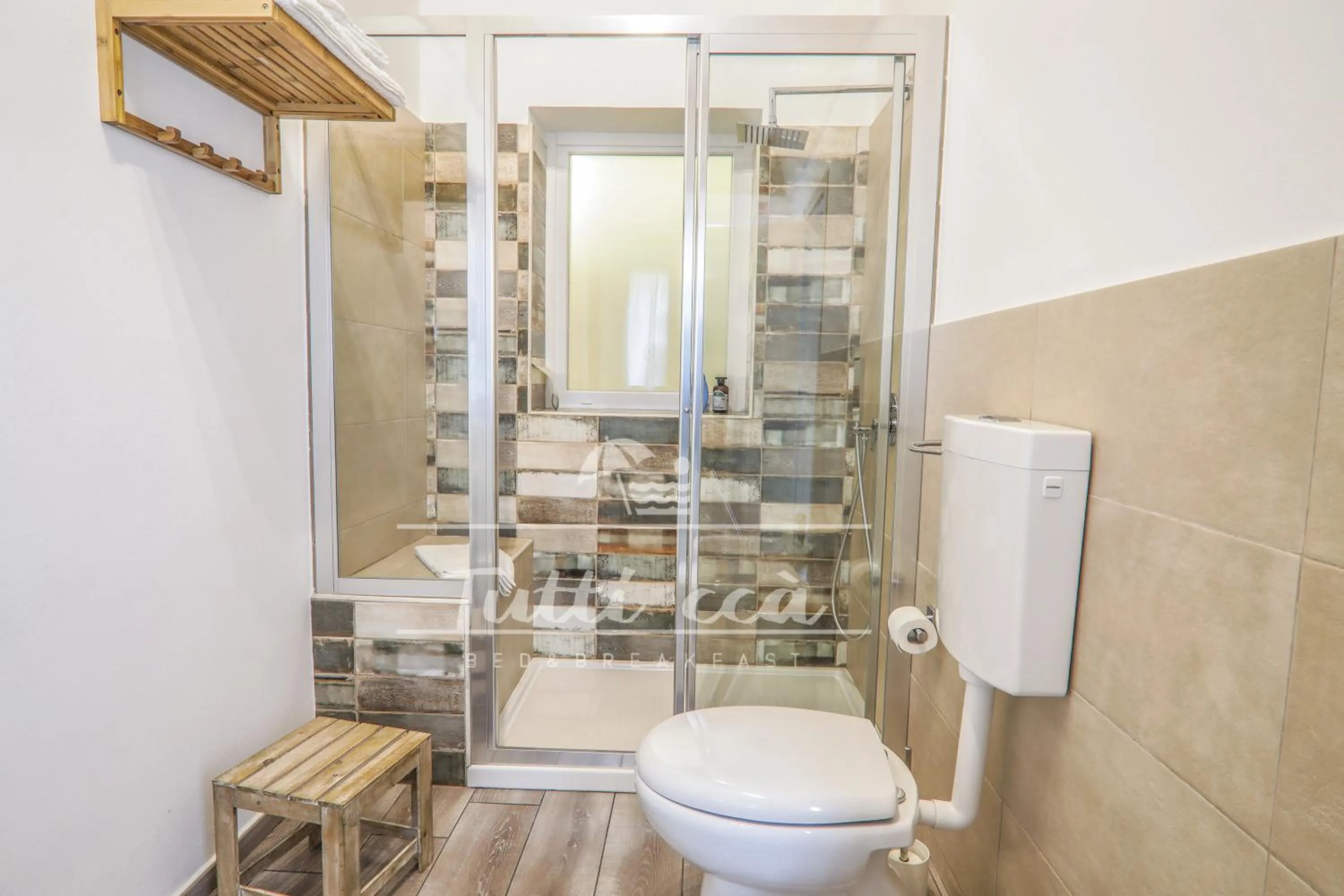 Bathroom in Tutti ccà Airport Rooms