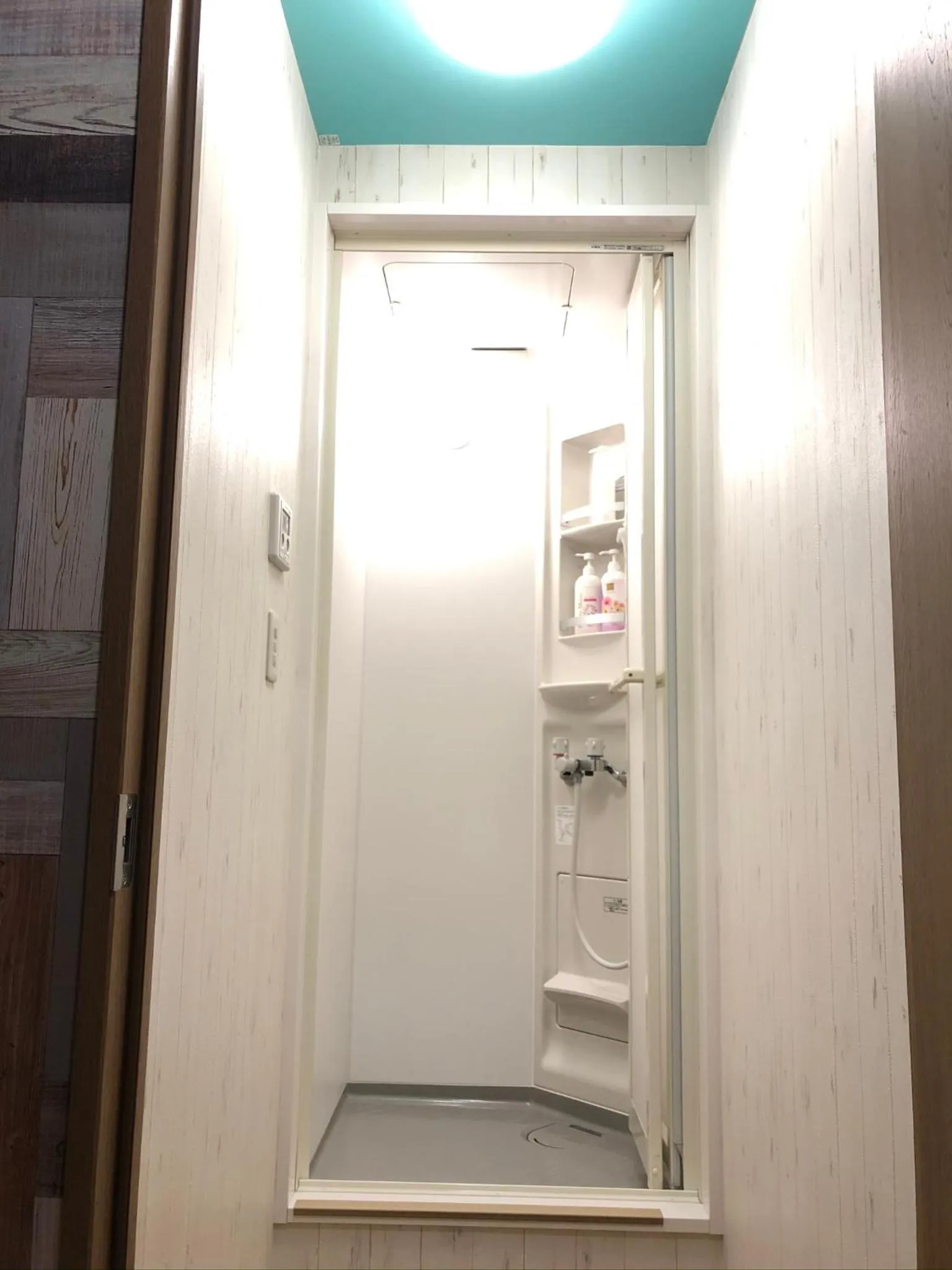 Shower in Hotel West Taisho