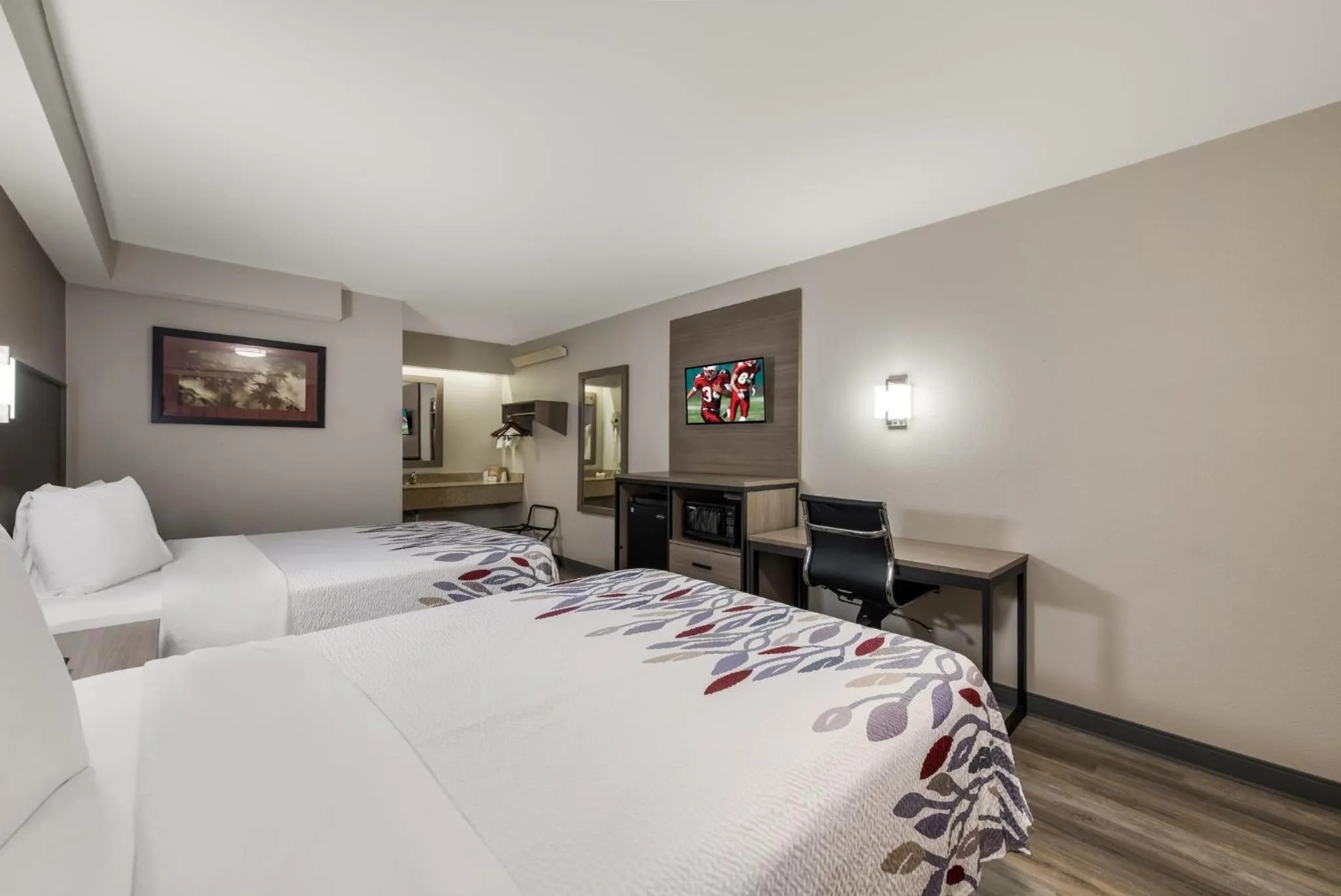 Photo of the whole room, Bed in Red Roof Inn Hickory