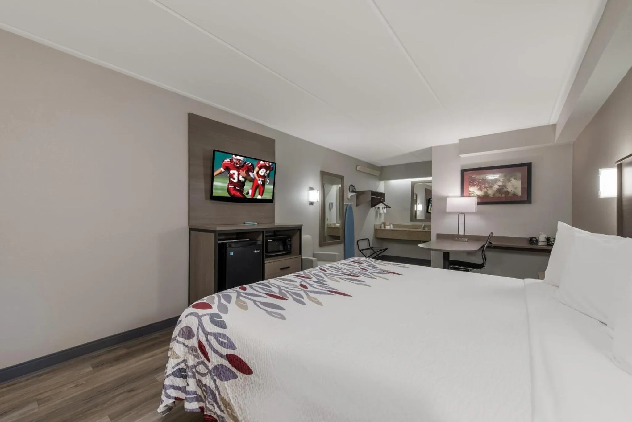 Photo of the whole room, Bed in Red Roof Inn Hickory