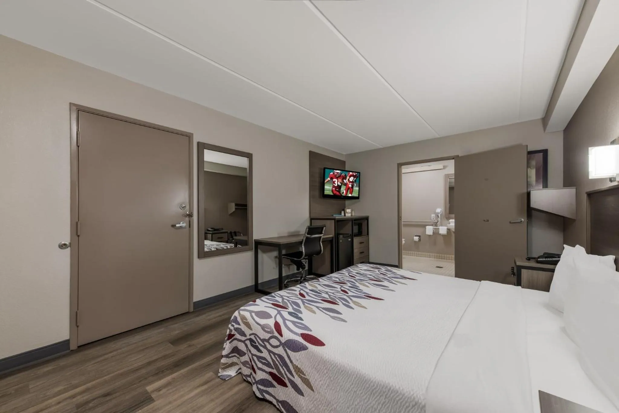 Photo of the whole room, Bed in Red Roof Inn Hickory