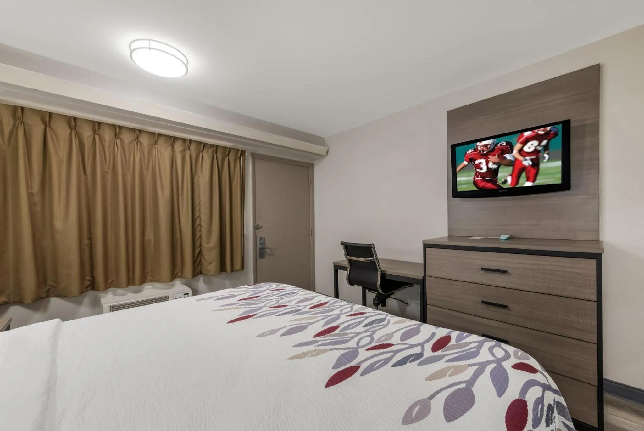 Photo of the whole room, Bed in Red Roof Inn Hickory