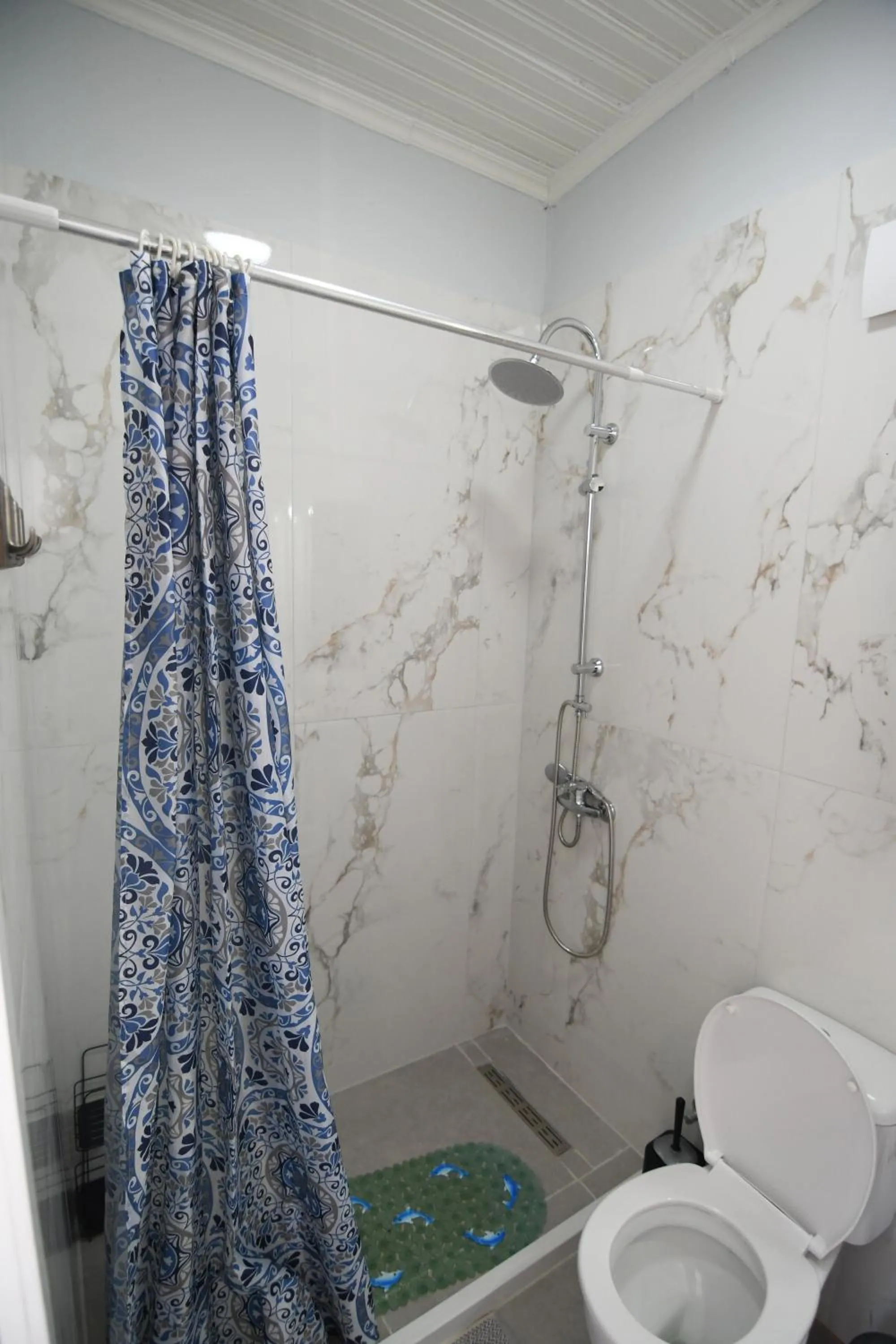 Shower in Rose Garden Apartments