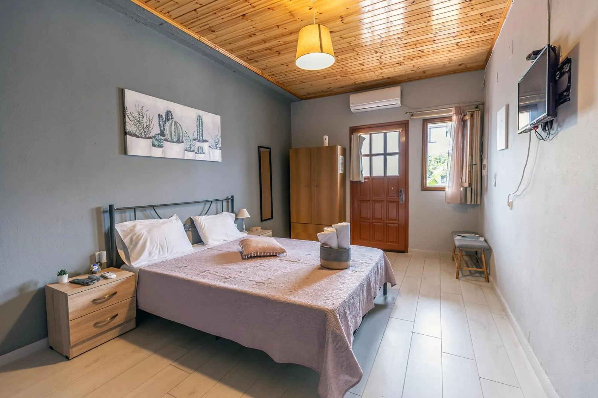 Bed in Rose Garden Apartments