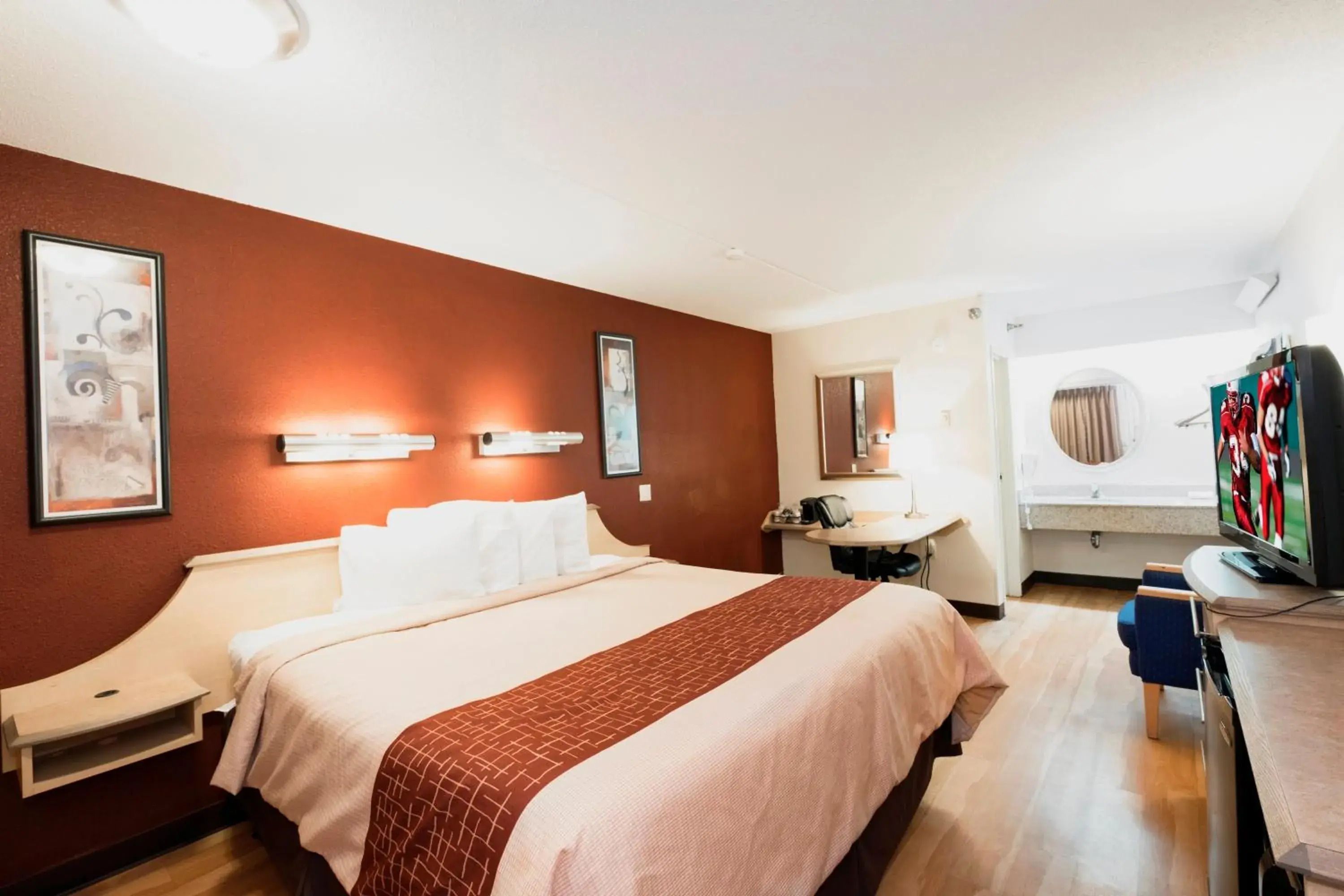 Photo of the whole room, Bed in Red Roof Inn Cincinnati - Sharonville Photo of the whole room, Bed in Red Roof Inn Cincinnati - Sharonville