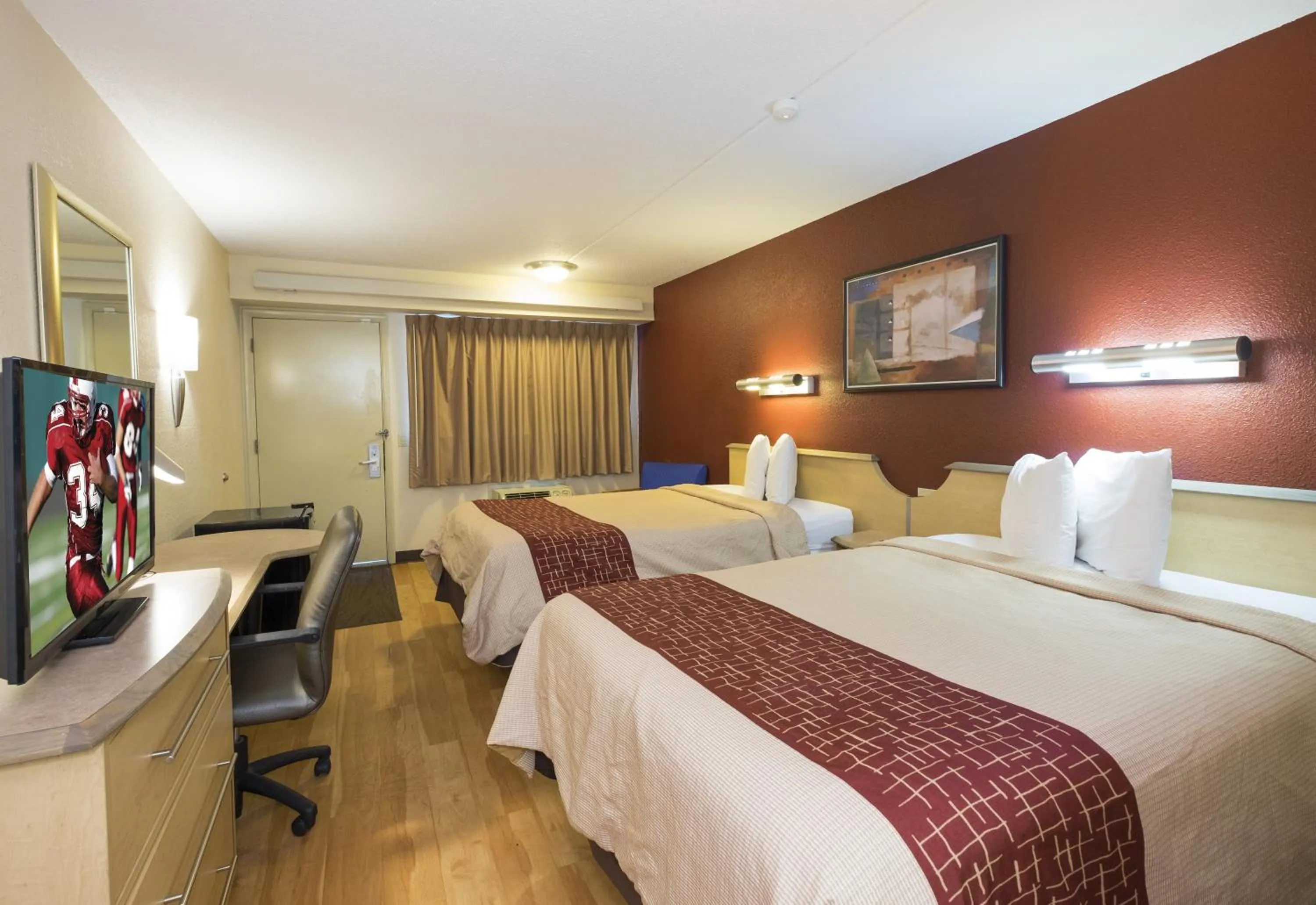 Bedroom, Bed in Red Roof Inn Cincinnati - Sharonville