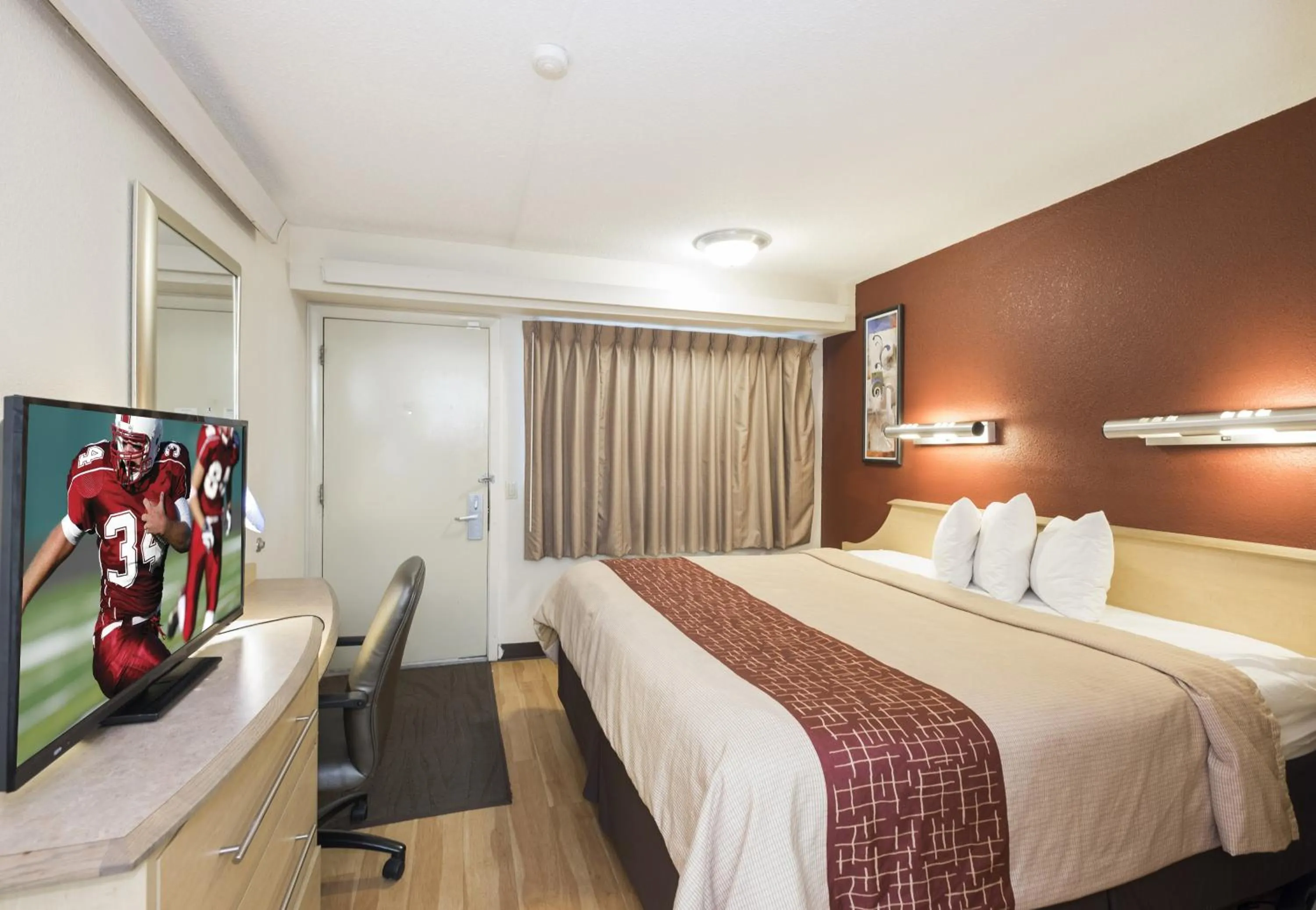 Photo of the whole room, Bed in Red Roof Inn Cincinnati - Sharonville