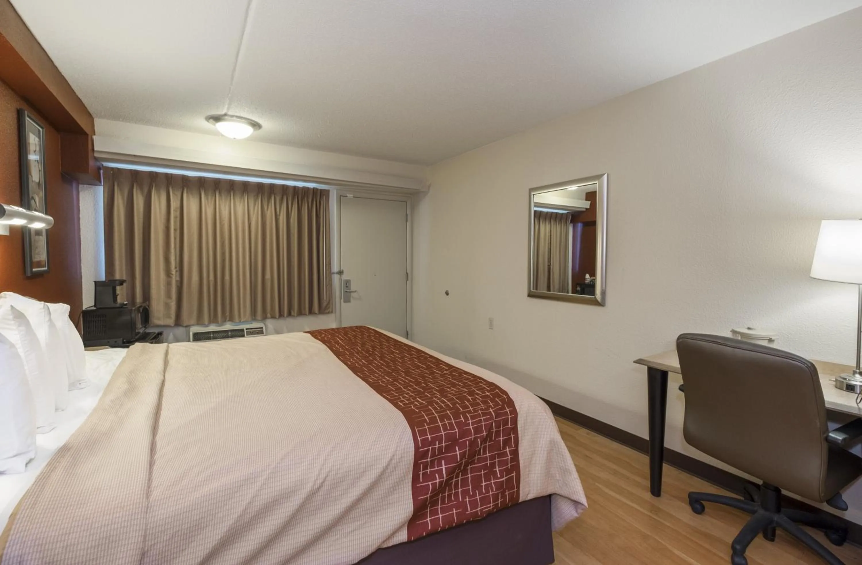 Photo of the whole room, Bed in Red Roof Inn Cincinnati - Sharonville