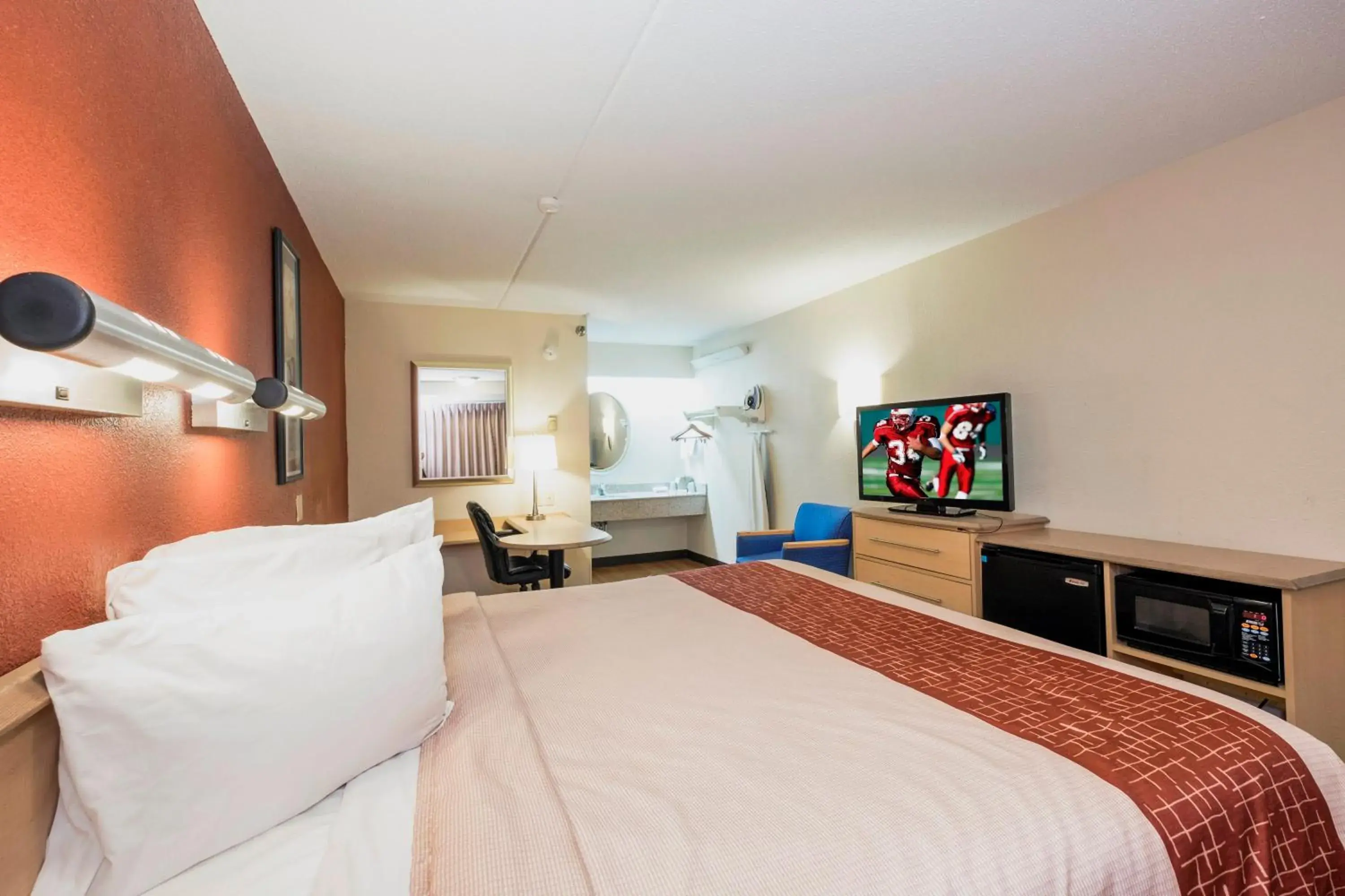 Photo of the whole room, Bed in Red Roof Inn Cincinnati - Sharonville Photo of the whole room, Bed in Red Roof Inn Cincinnati - Sharonville