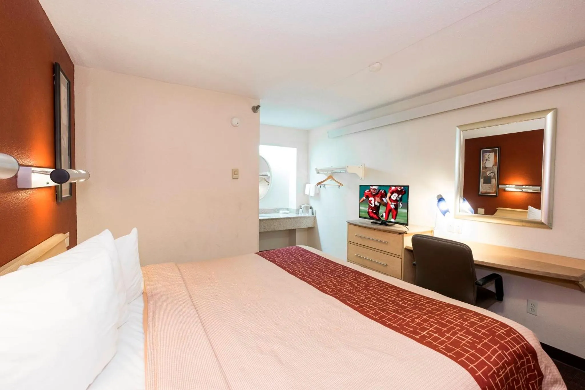 Photo of the whole room, Bed in Red Roof Inn Cincinnati - Sharonville