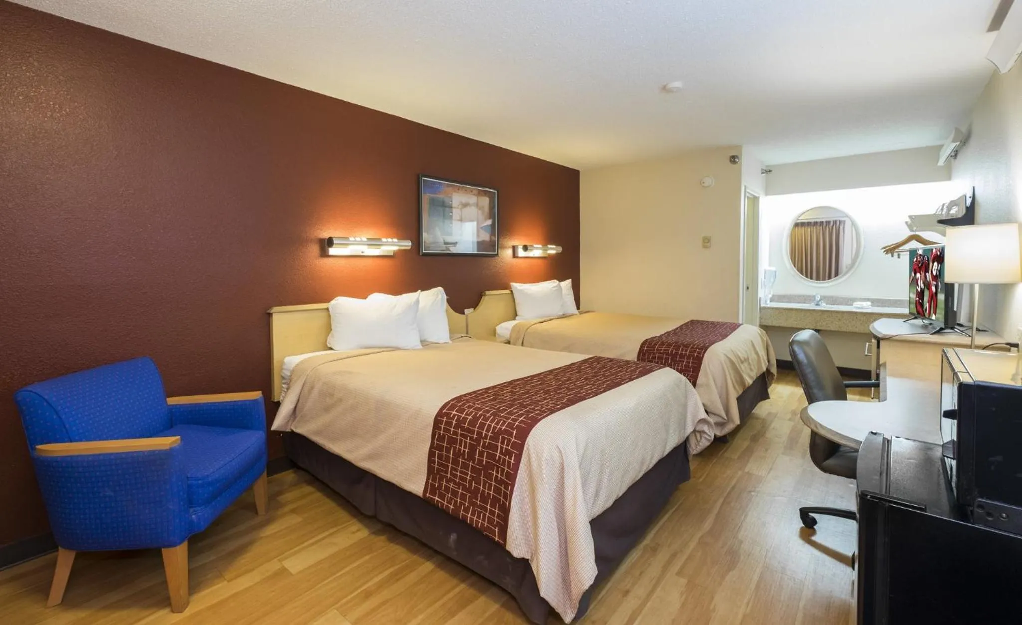 Photo of the whole room, Bed in Red Roof Inn Cincinnati - Sharonville