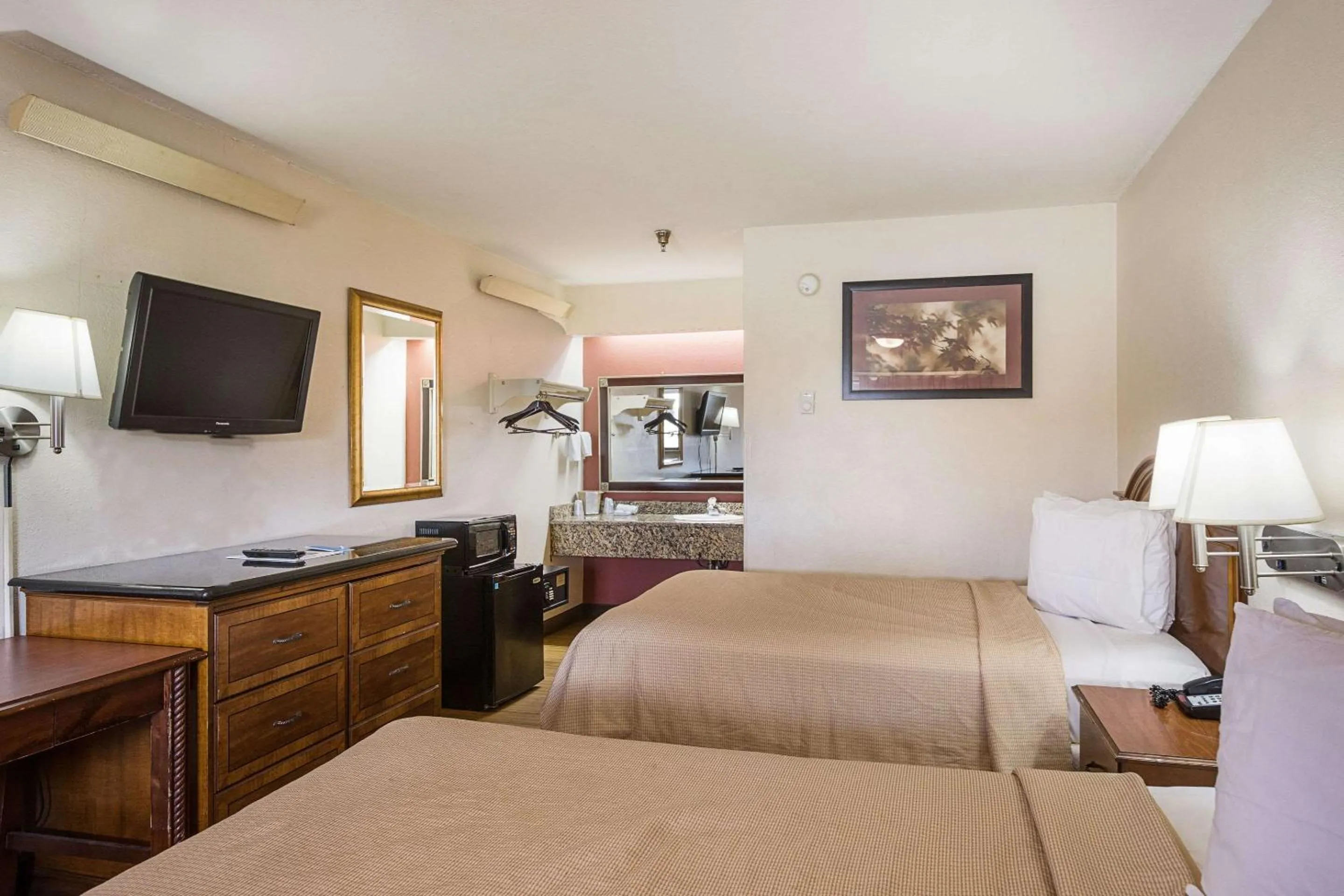 Photo of the whole room, Bed in Bay Inn On Busch