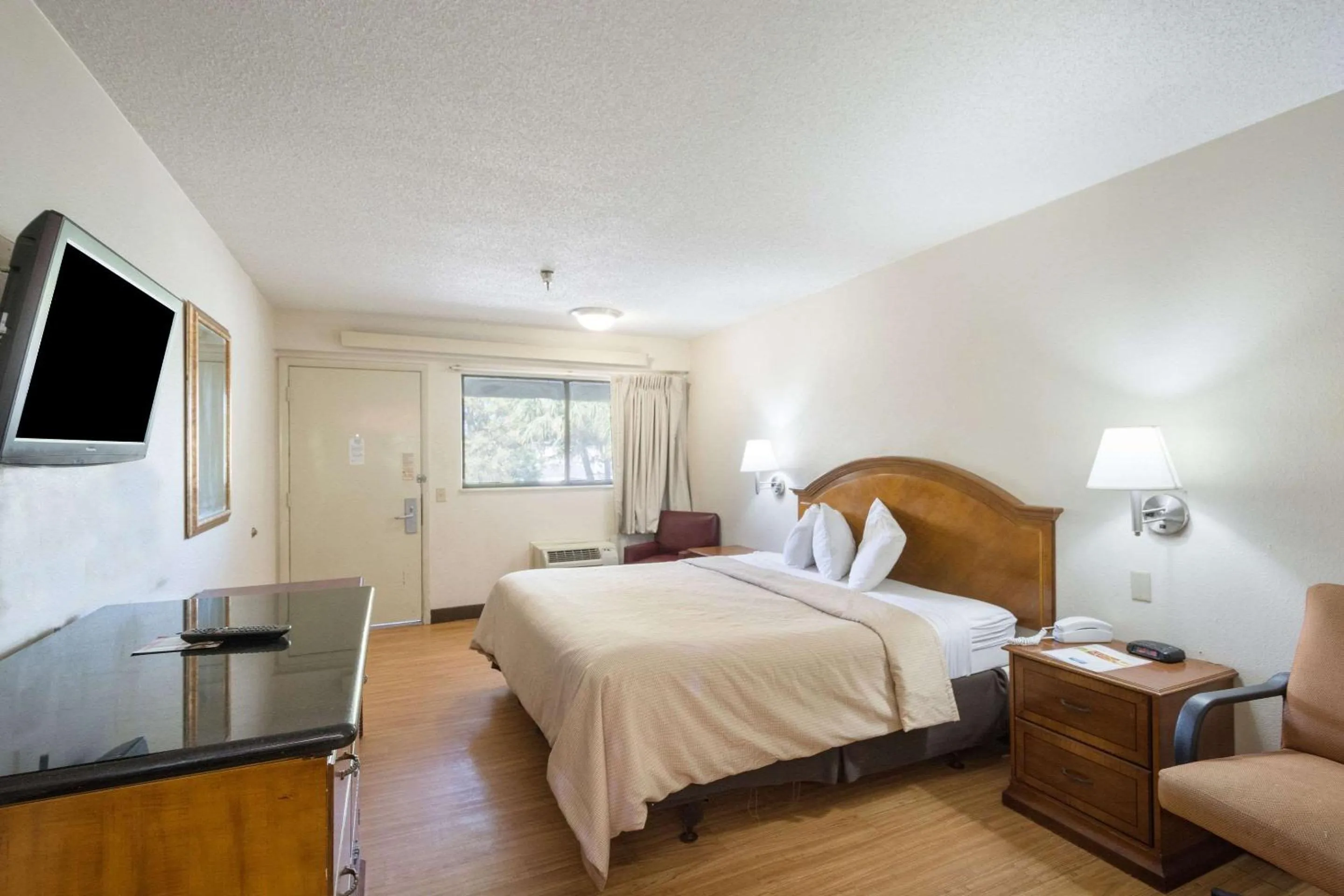 Photo of the whole room, Bed in Bay Inn On Busch