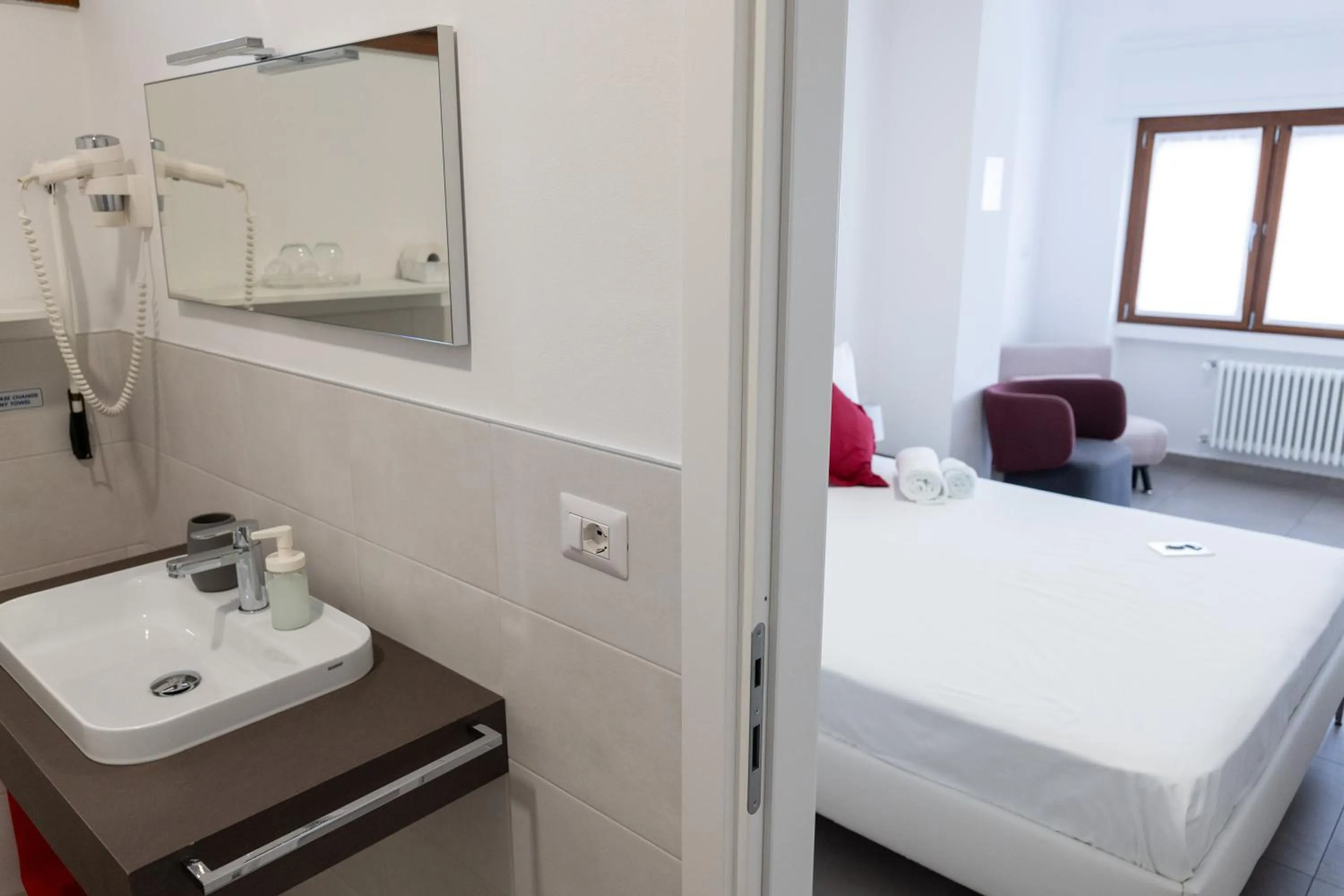 Bathroom, Bed in B&B I LAKE IT BELLAGIO