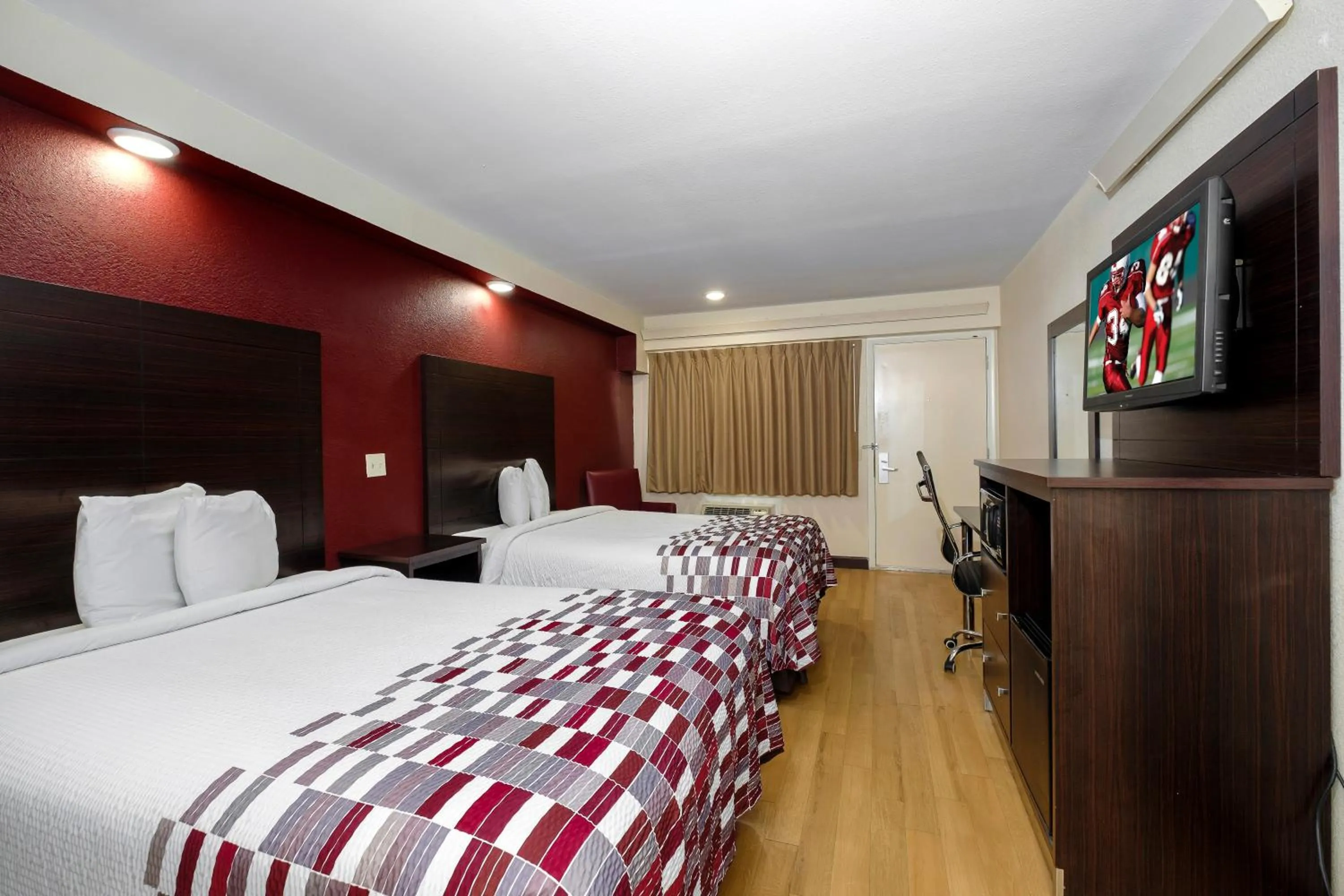 Bedroom, Bed in Red Roof Inn Tallahassee - University