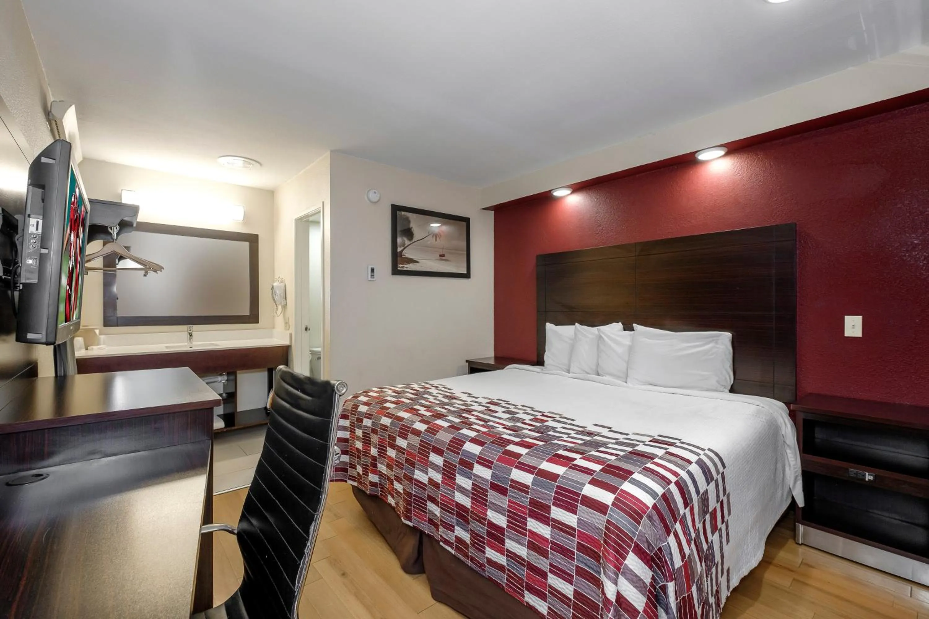 Photo of the whole room, Bed in Red Roof Inn Tallahassee - University