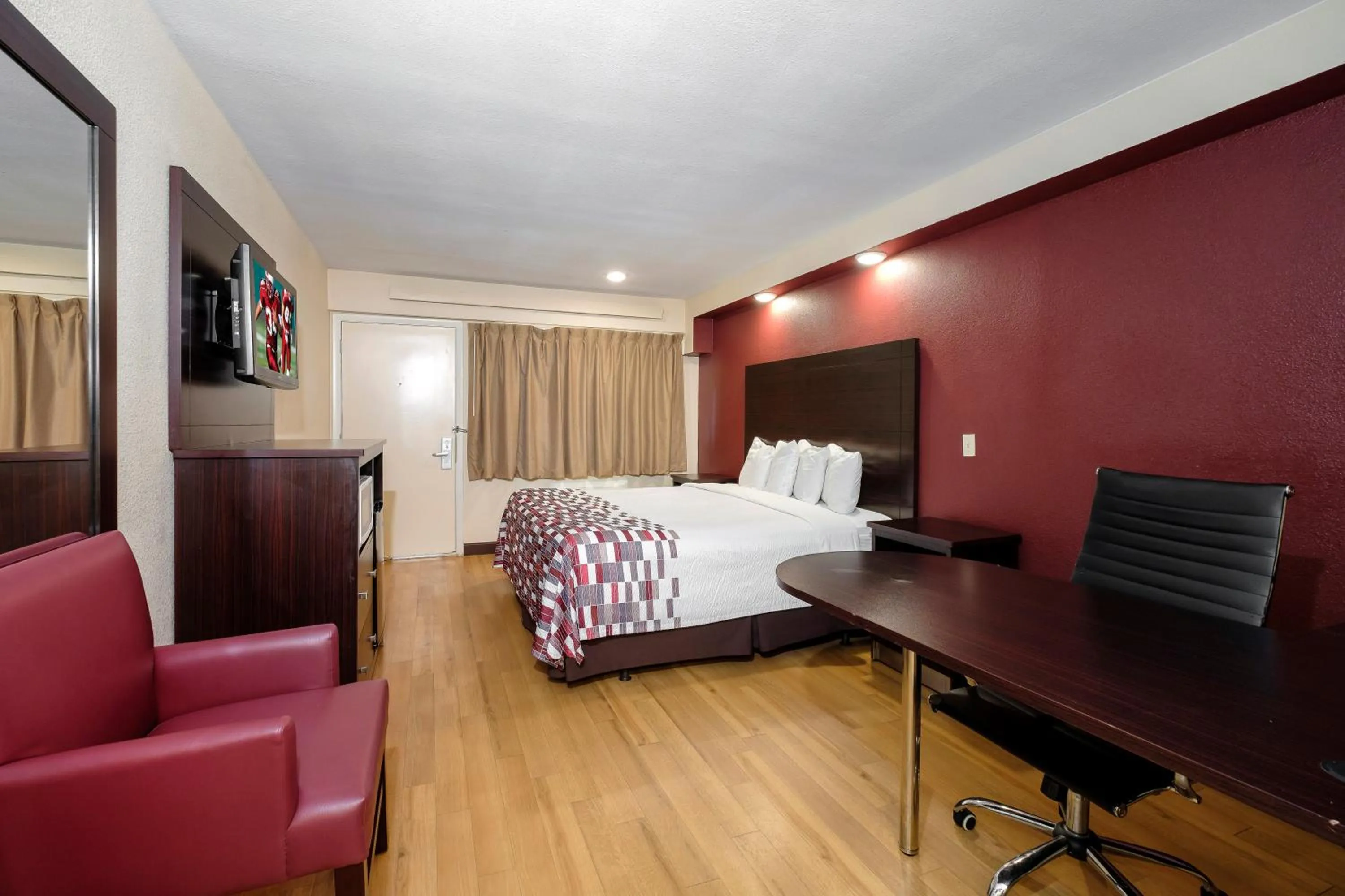 Photo of the whole room, Bed in Red Roof Inn Tallahassee - University