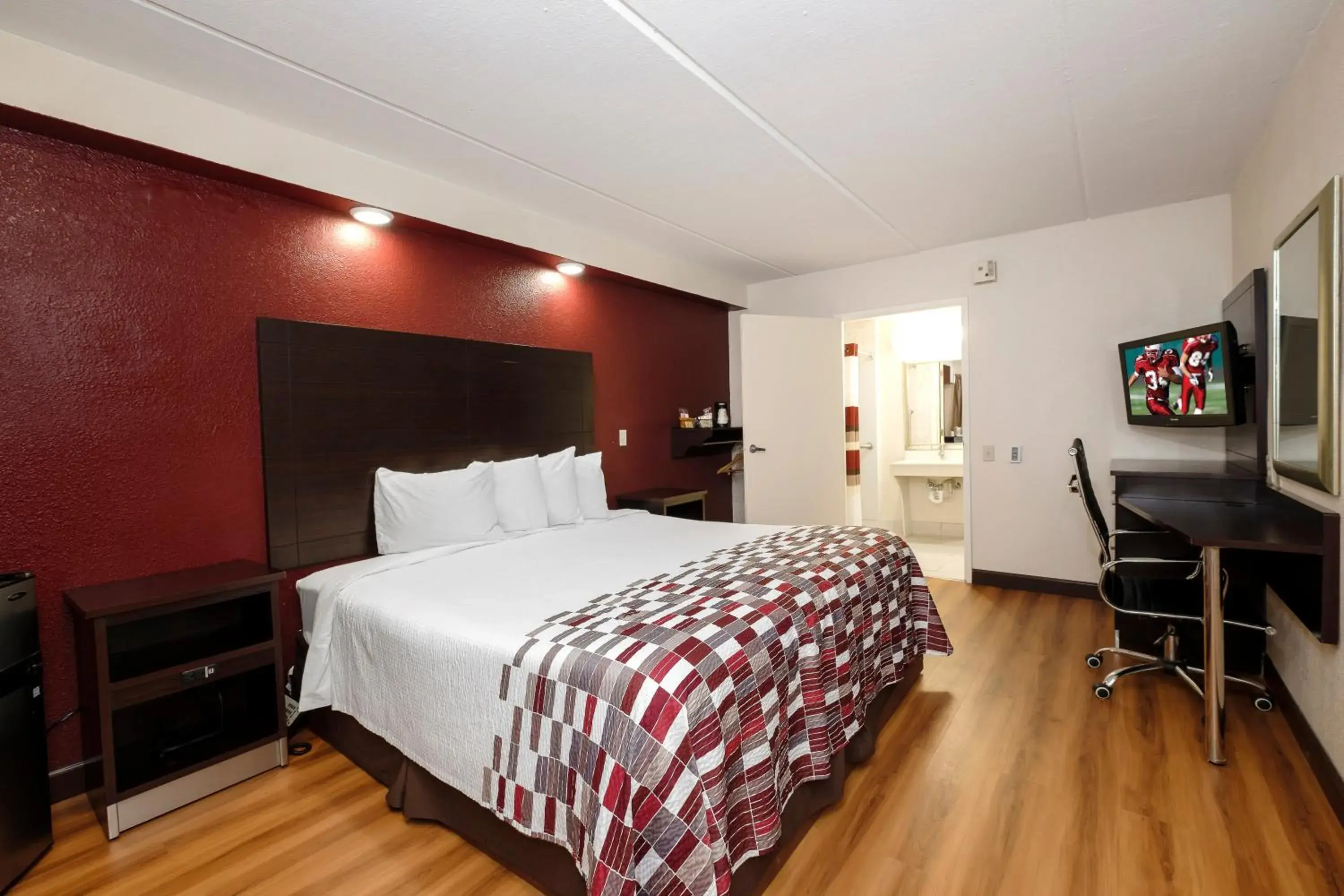 Photo of the whole room, Bed in Red Roof Inn Tallahassee - University Photo of the whole room, Bed in Red Roof Inn Tallahassee - University