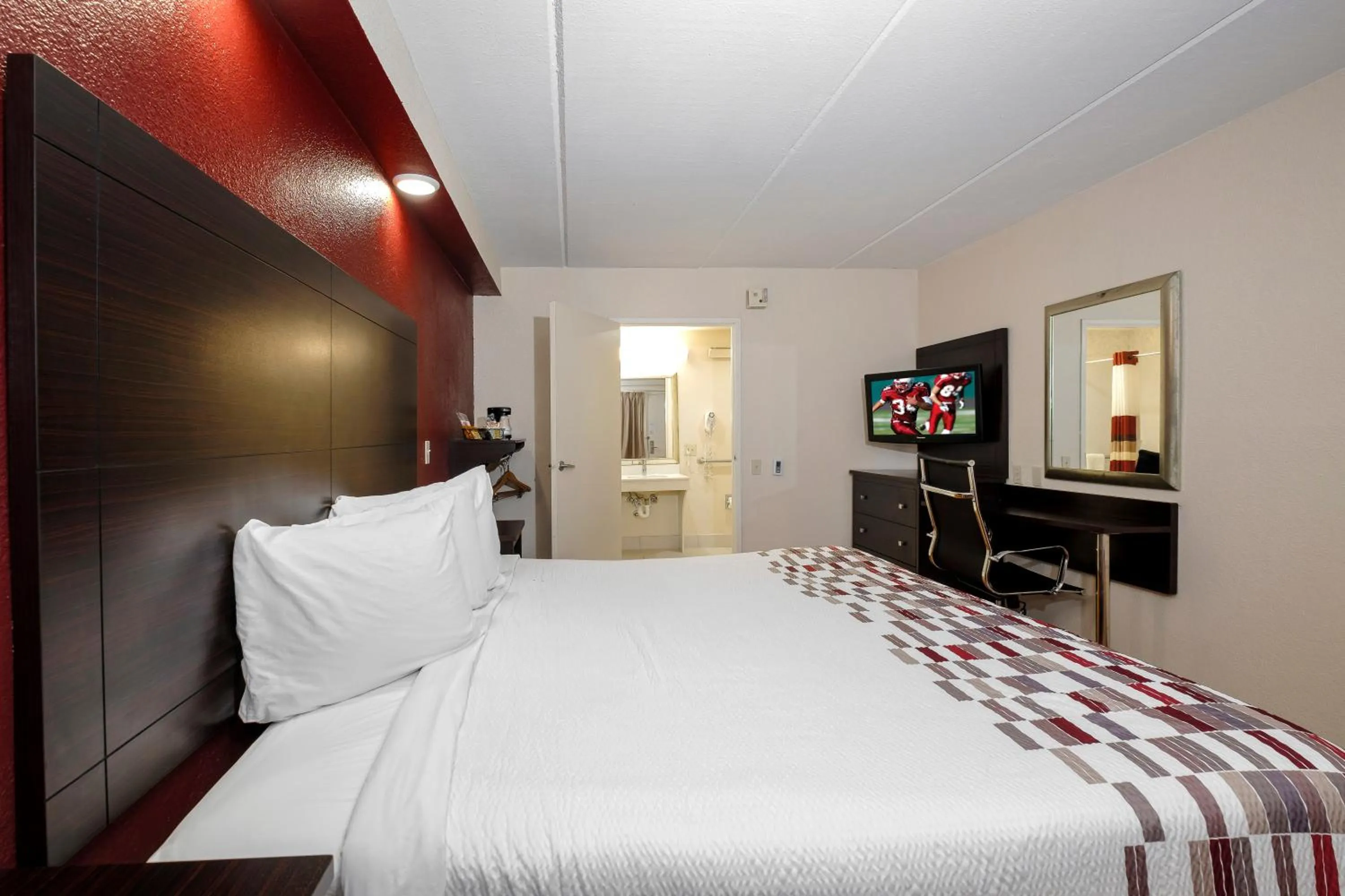 Photo of the whole room, Bed in Red Roof Inn Tallahassee - University