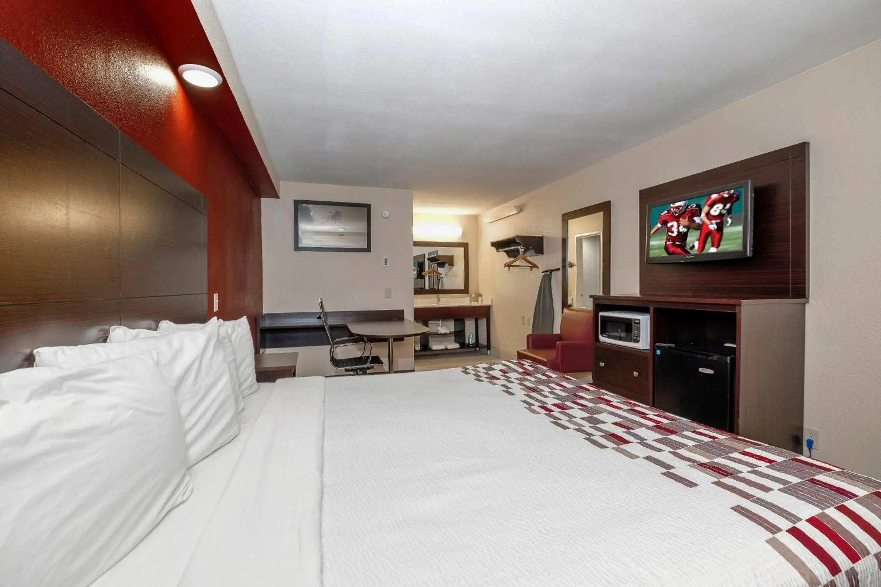 Photo of the whole room, Bed in Red Roof Inn Tallahassee - University Photo of the whole room, Bed in Red Roof Inn Tallahassee - University