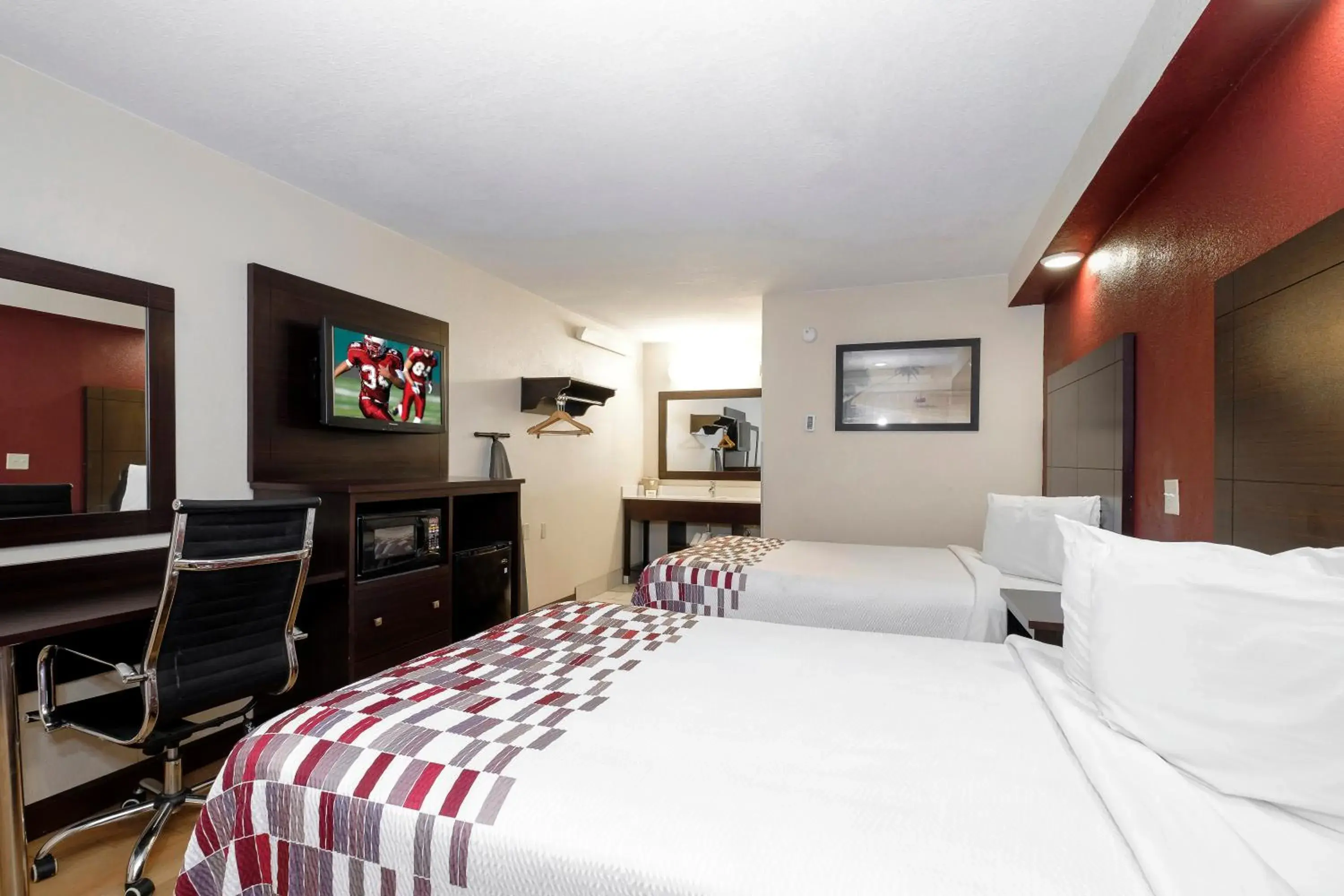 Photo of the whole room, Bed in Red Roof Inn Tallahassee - University Photo of the whole room, Bed in Red Roof Inn Tallahassee - University