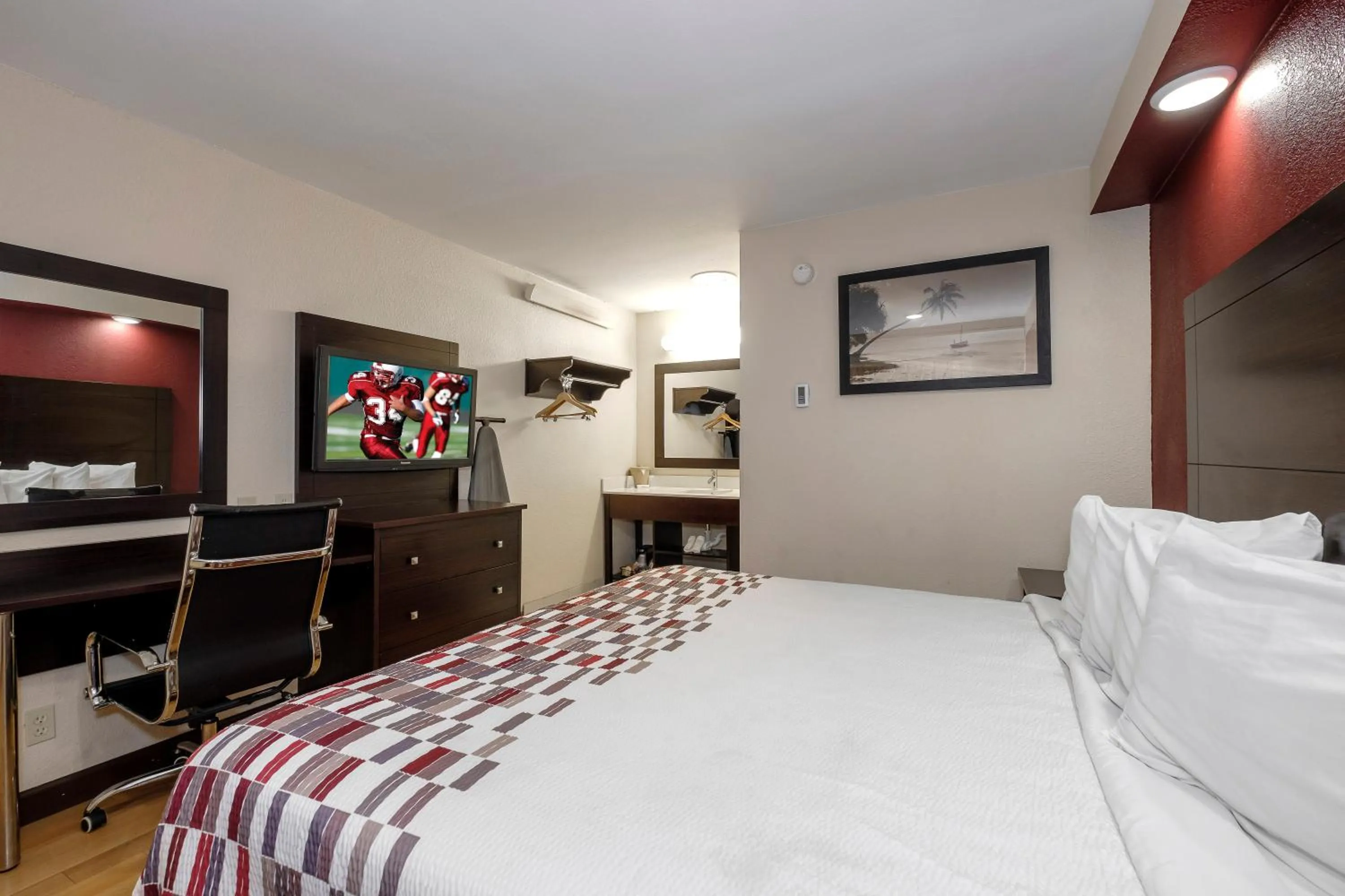 Photo of the whole room, Bed in Red Roof Inn Tallahassee - University