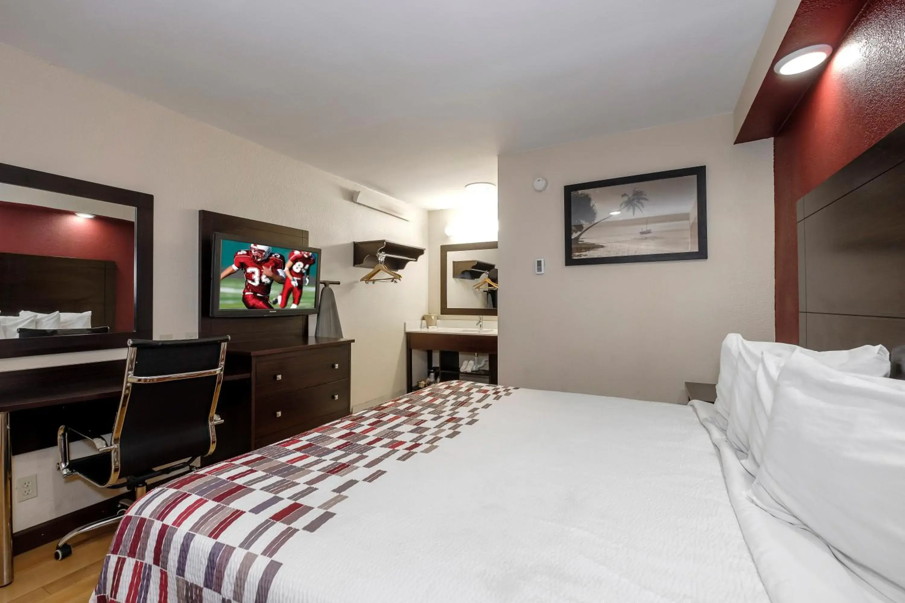 Photo of the whole room, Bed in Red Roof Inn Tallahassee - University Photo of the whole room, Bed in Red Roof Inn Tallahassee - University