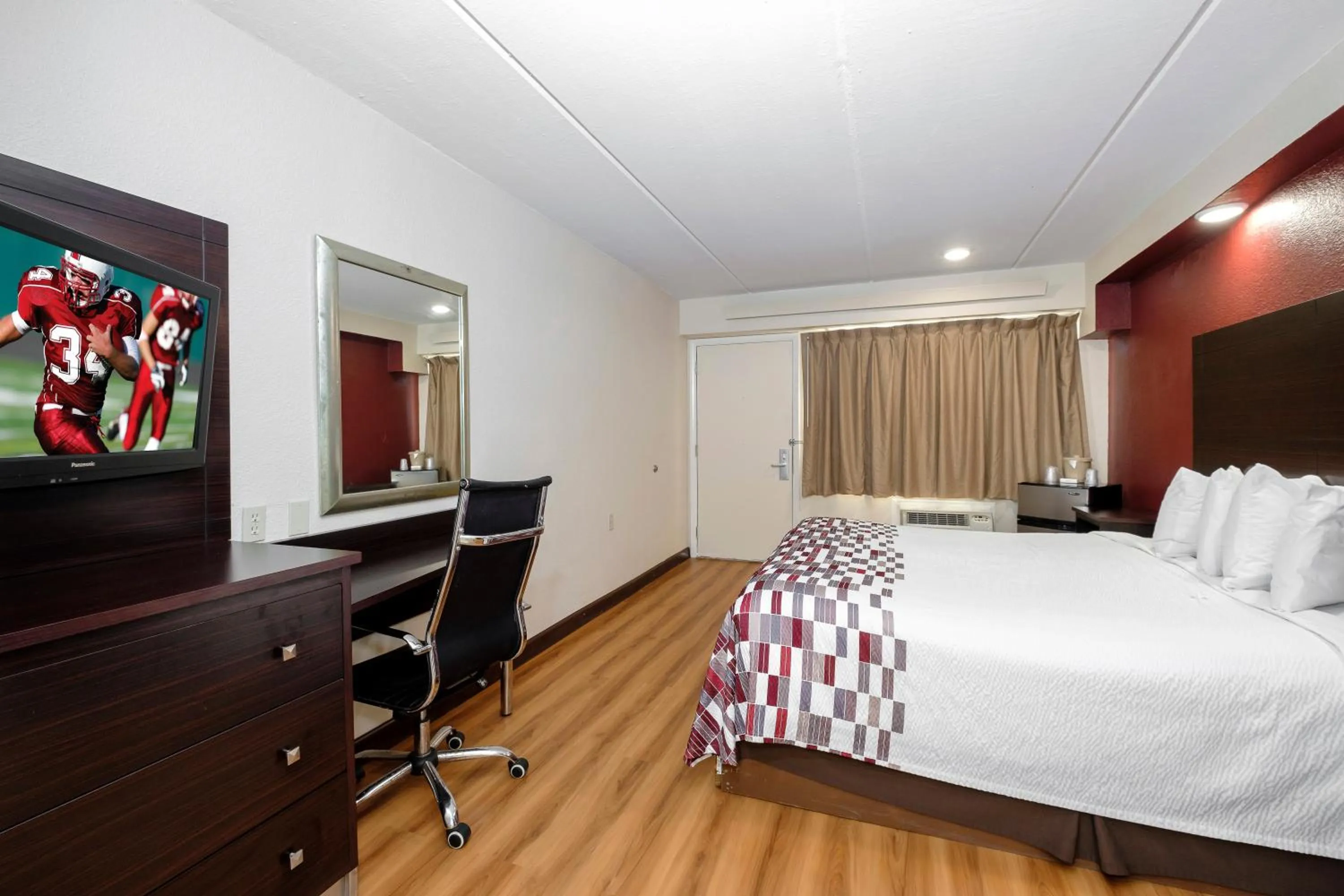 Photo of the whole room, Bed in Red Roof Inn Tallahassee - University