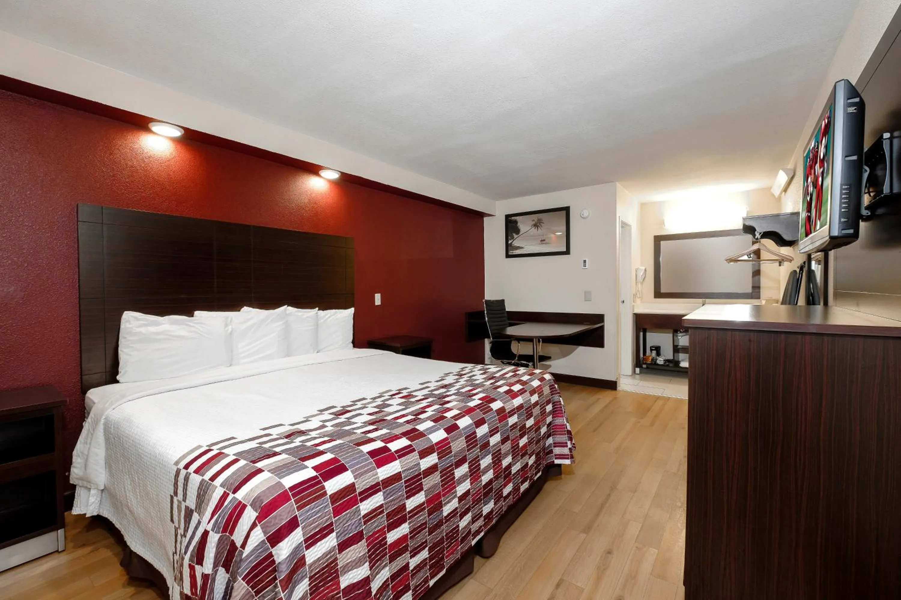 Photo of the whole room, Bed in Red Roof Inn Tallahassee - University