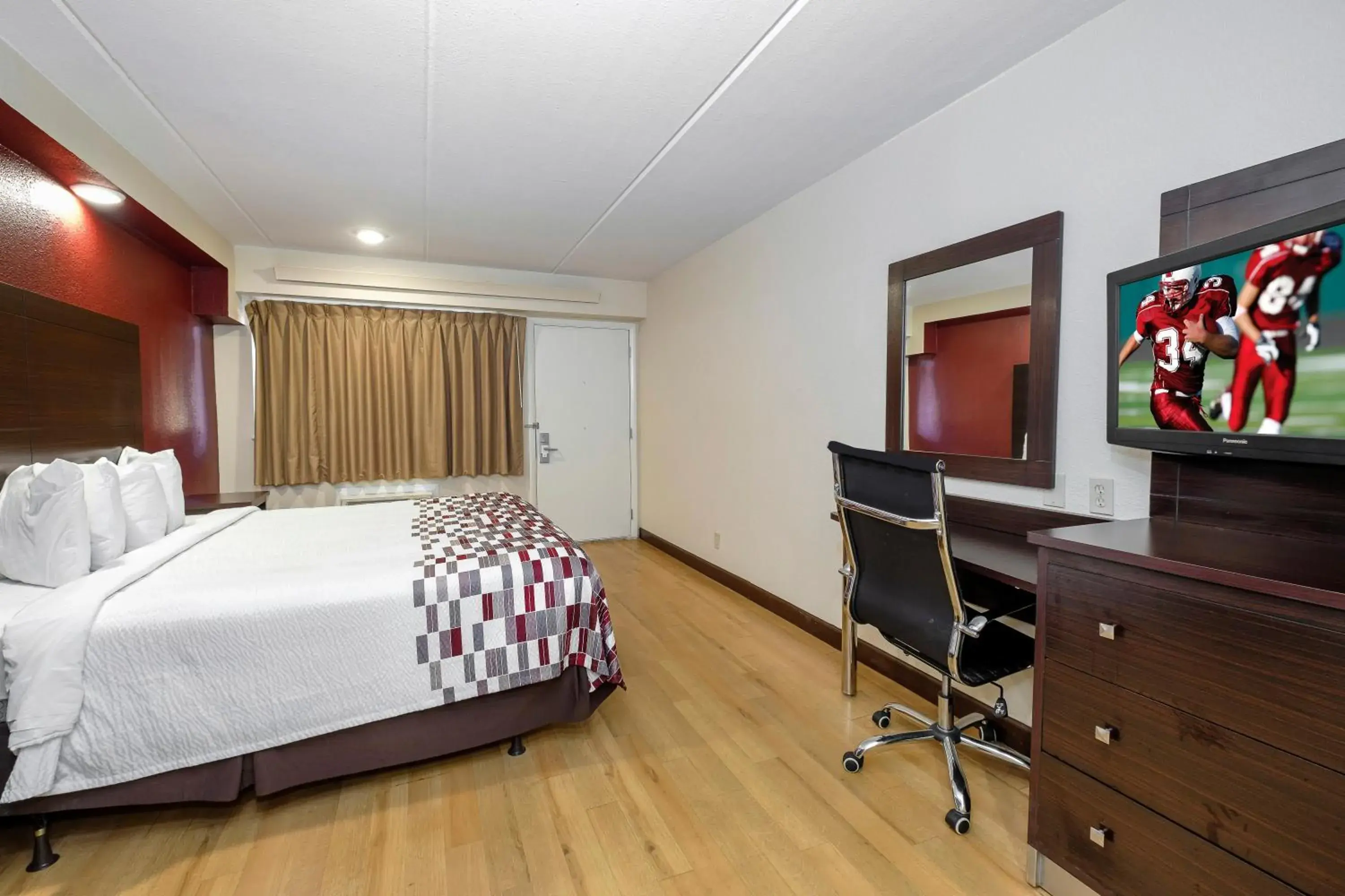 Standard Room with One Queen Bed Disability Access Roll-ln Shower Non-Smoking in Red Roof Inn Tallahassee - University Standard Room with One Queen Bed Disability Access Roll-ln Shower Non-Smoking in Red Roof Inn Tallahassee - University