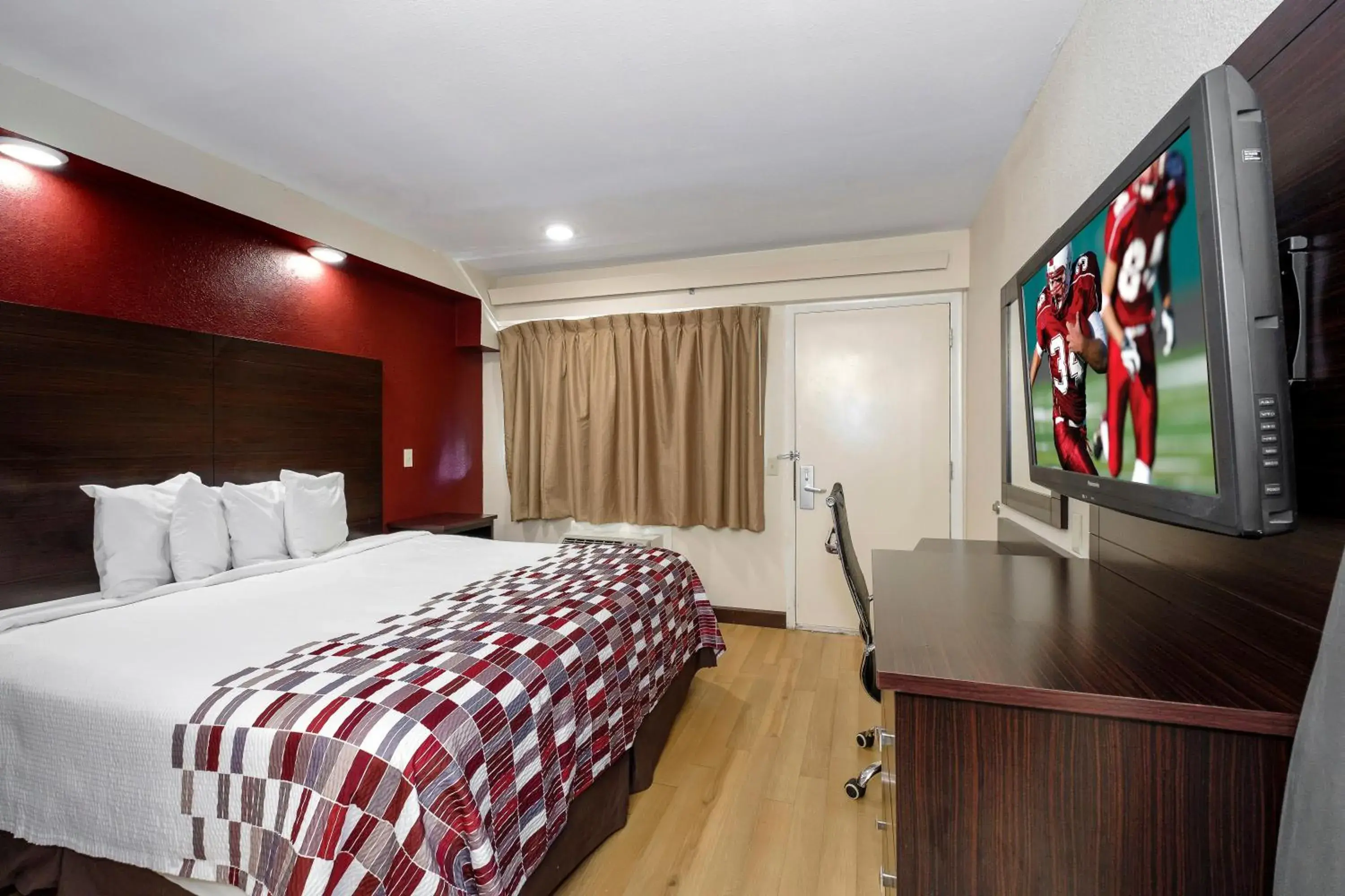 Photo of the whole room, Bed in Red Roof Inn Tallahassee - University Photo of the whole room, Bed in Red Roof Inn Tallahassee - University