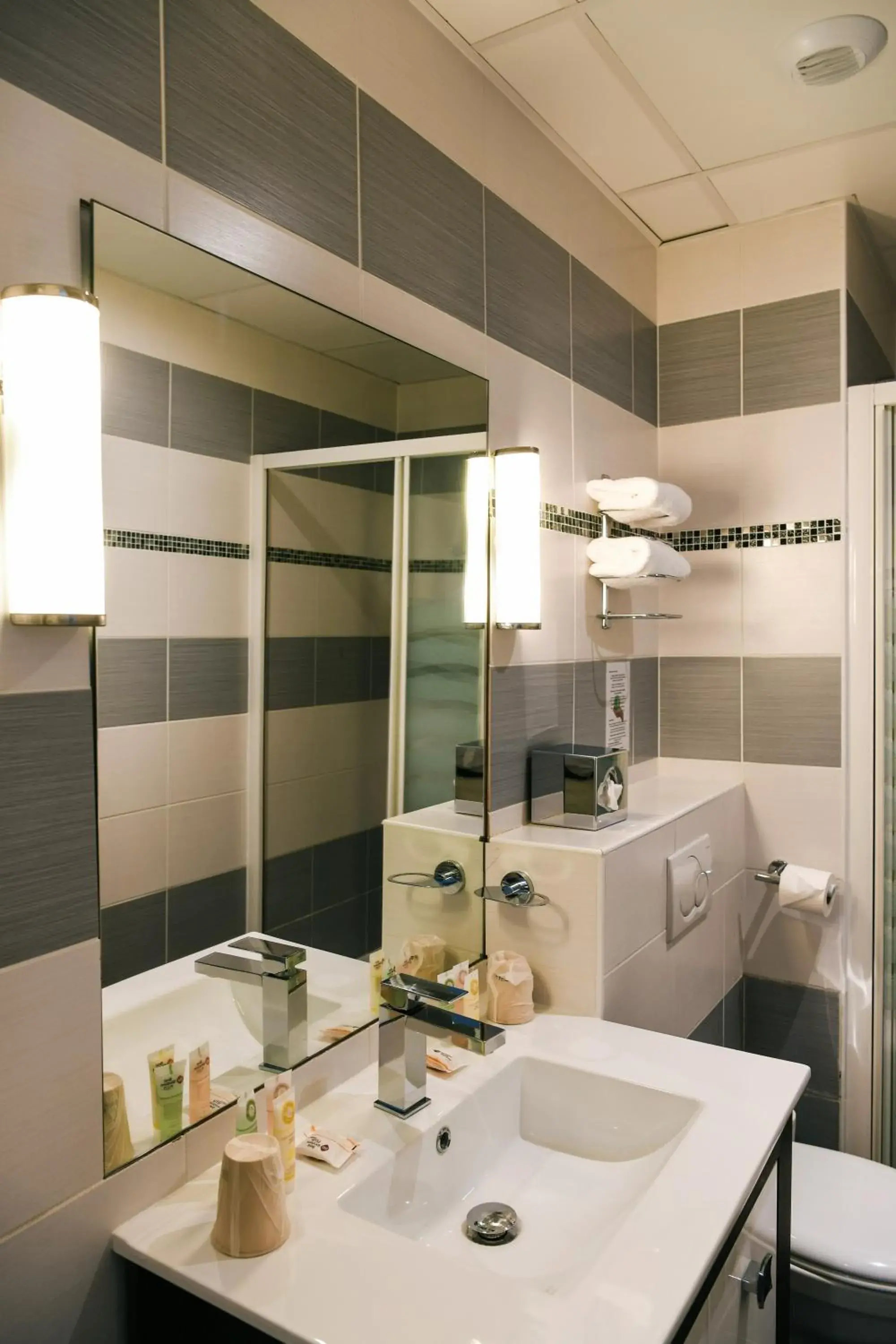 Bathroom in Best Western Plus Le Havre Centre Gare Bathroom in Best Western Plus Le Havre Centre Gare
